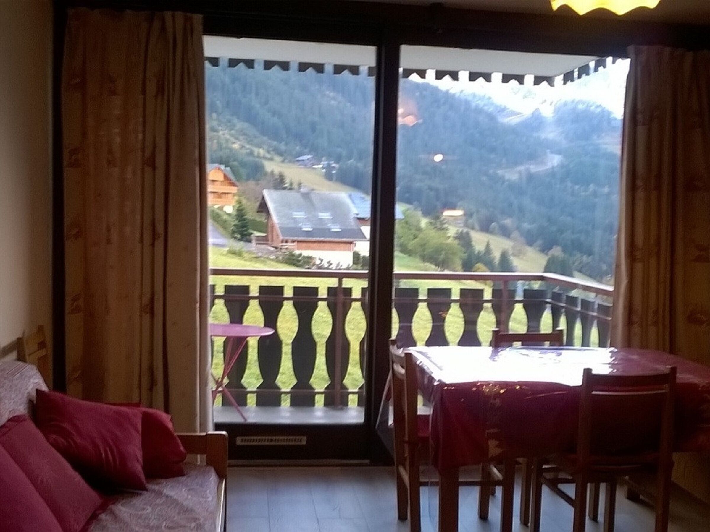 Cozy Studio for 3 with Balcony, Parking, and Close to Village & Lifts