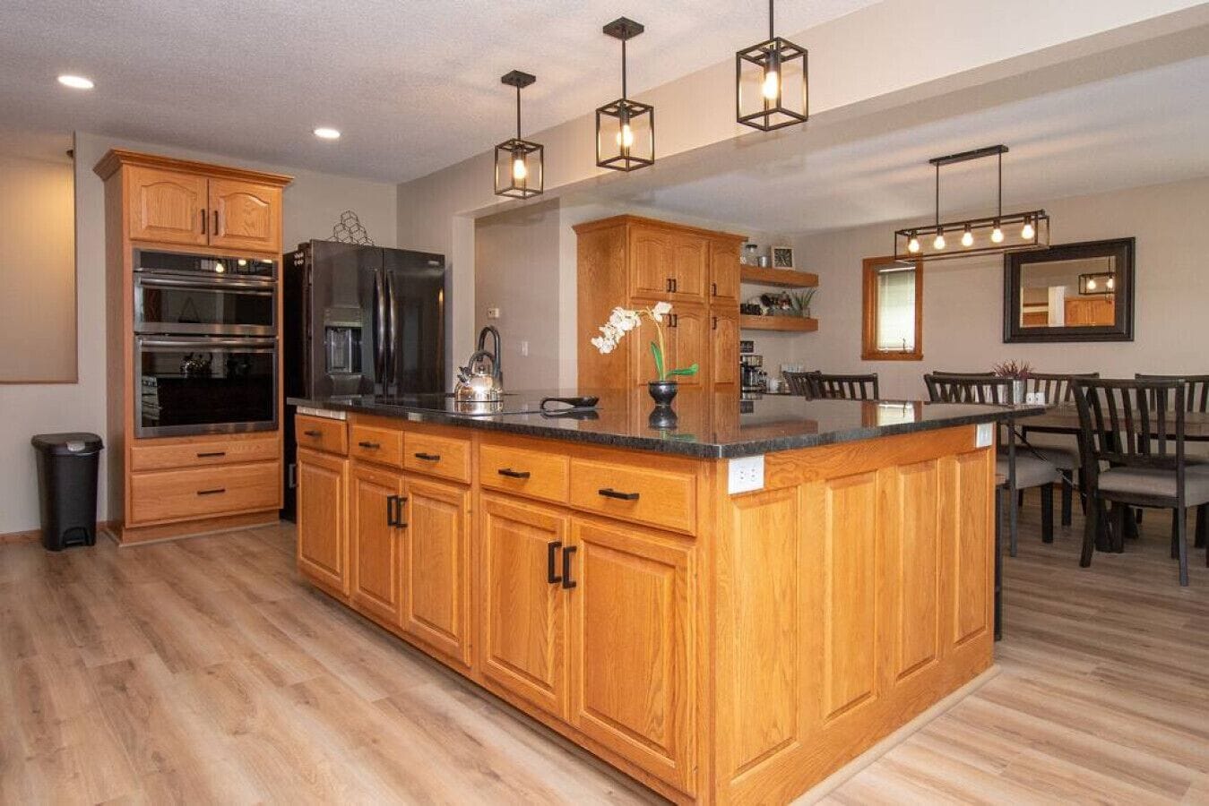 Luxury Living: Central 5 Bedroom Pool House