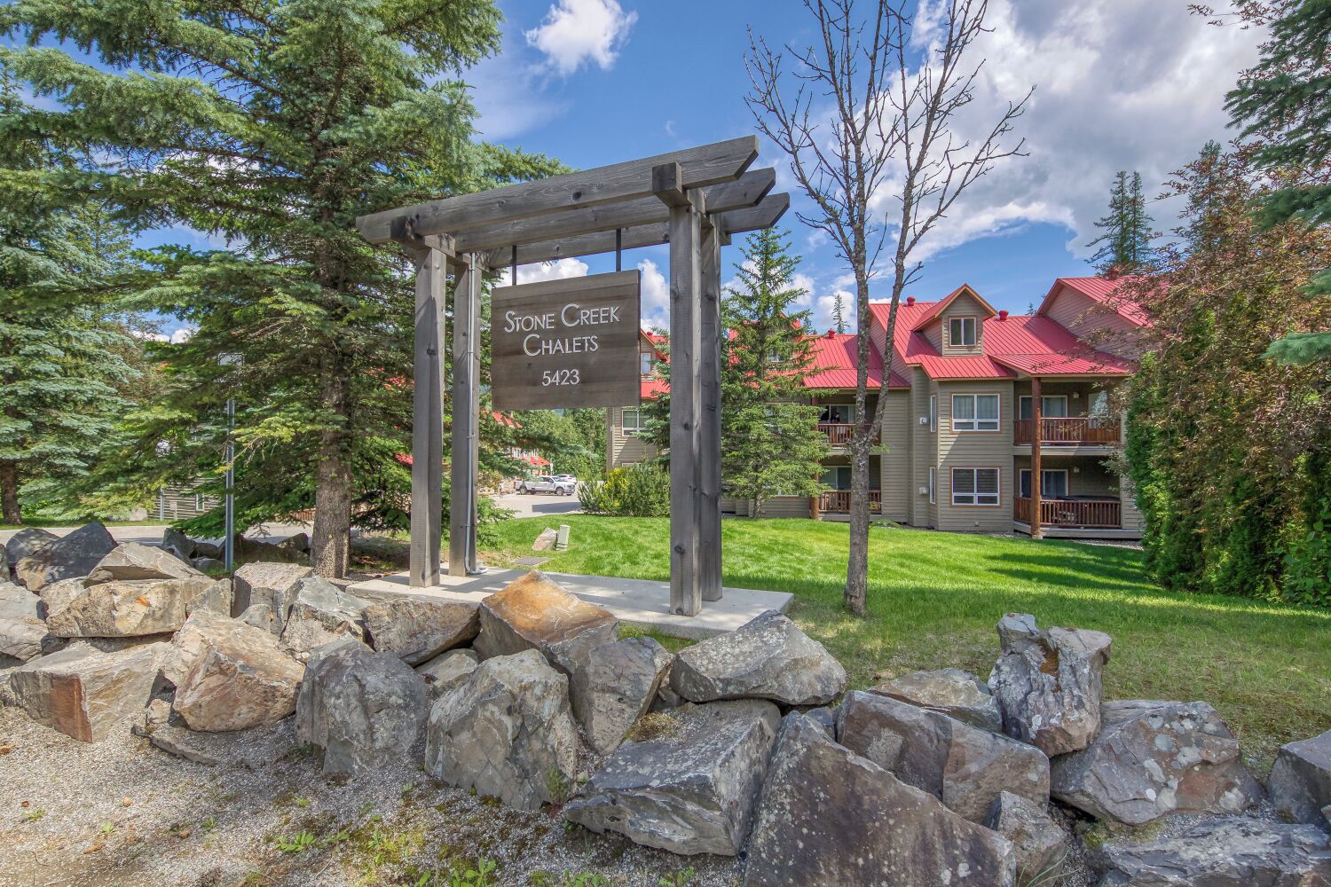 3BDRM Townhouse on Ski Hill / Woodland views