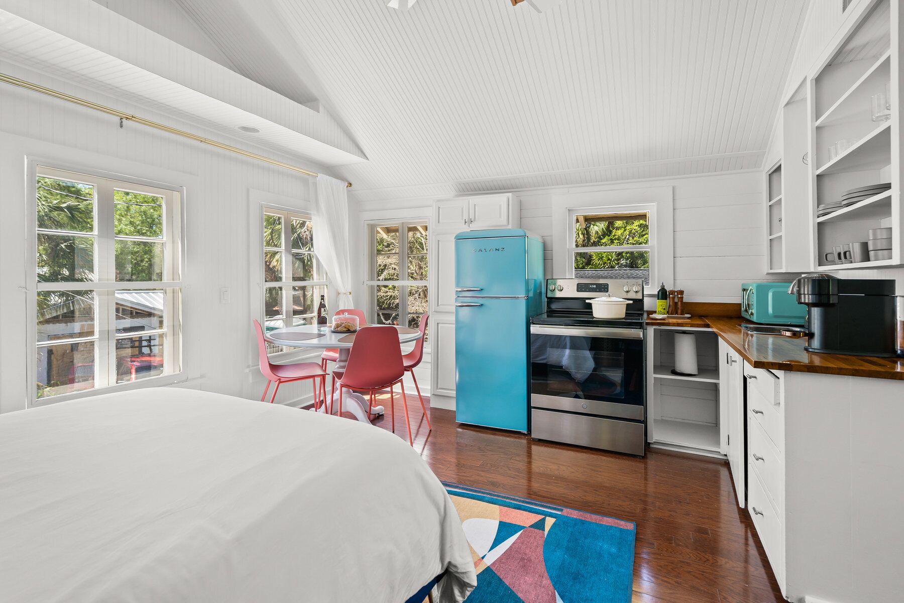 The Julia Place Carriage House-Walk downtown from old Florida glam!