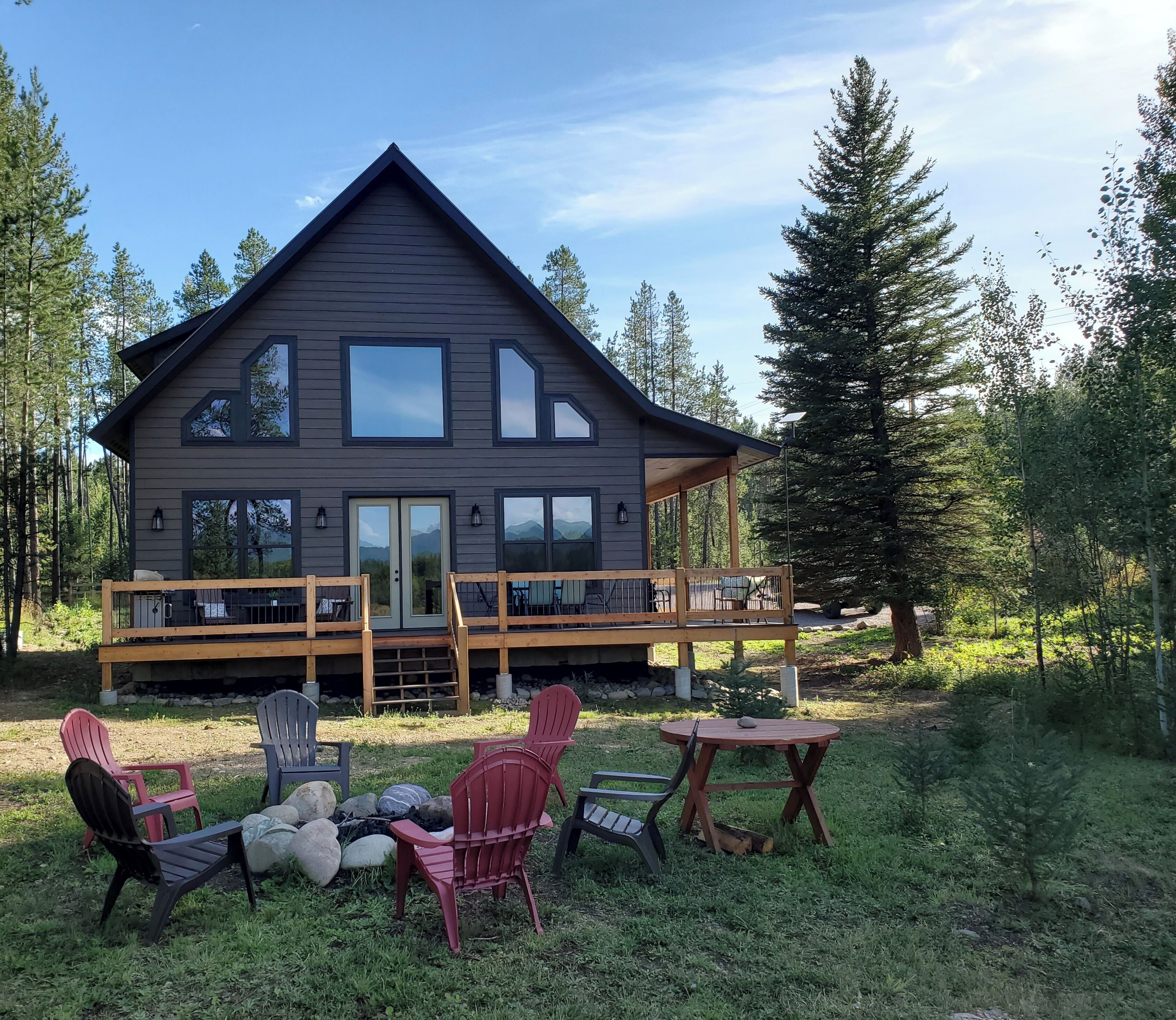 NEW Spacious home 7 miles to the entrance of Glacier National Park!\n