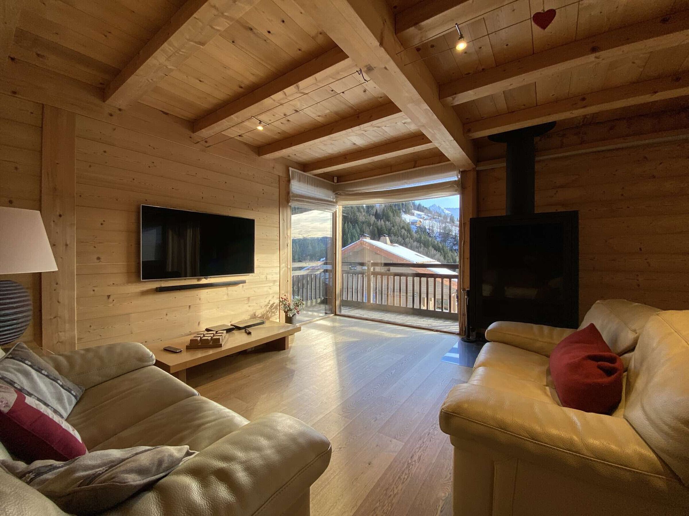 Stunning 5-Bedroom Chalet with Game Room & Mountain Views - Near Ski Slopes