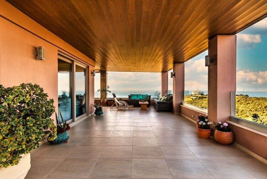 Mama Georgia's & Hillside Villa