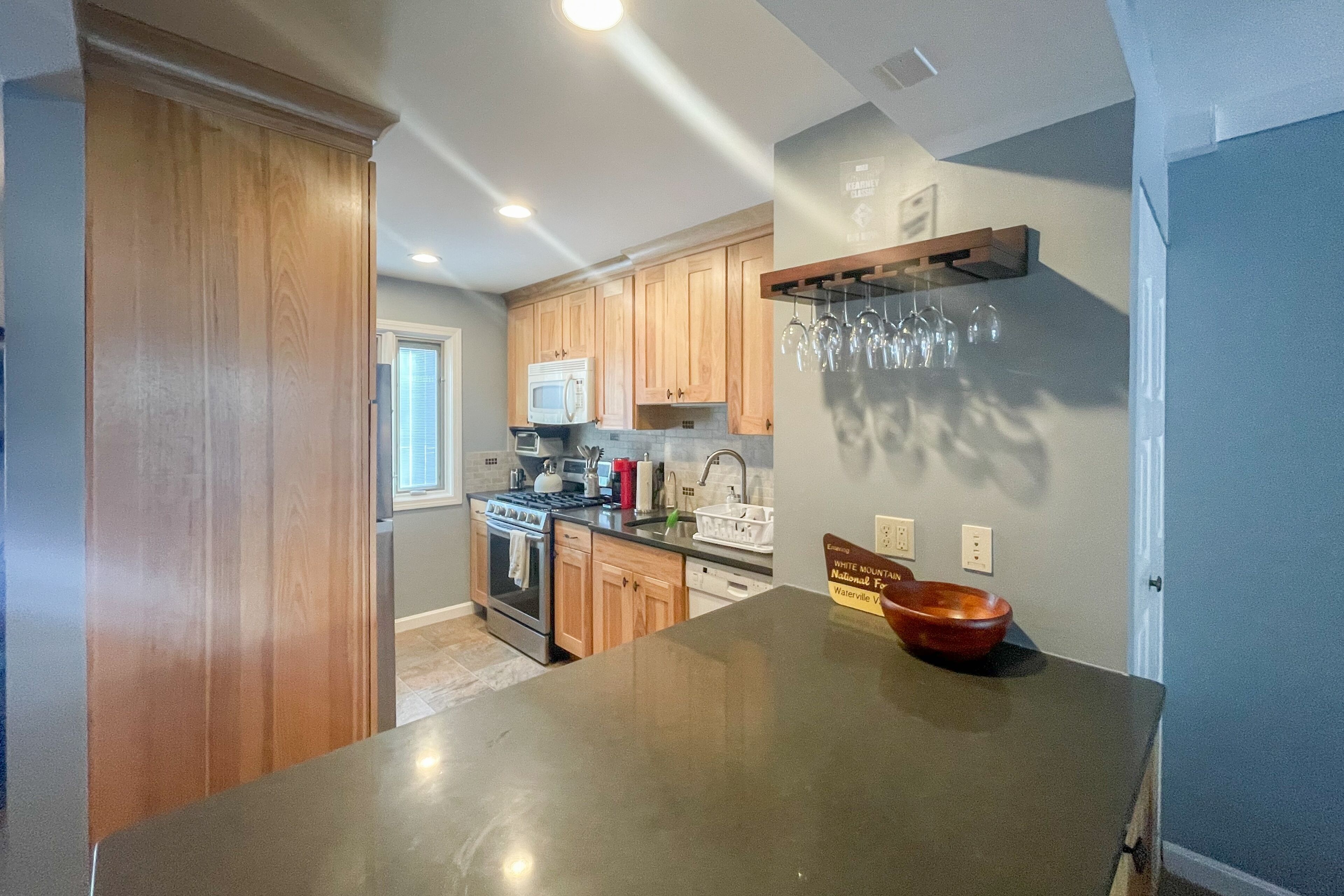 Ground-floor condo with seasonal pool access, gym, tennis - walk to town square