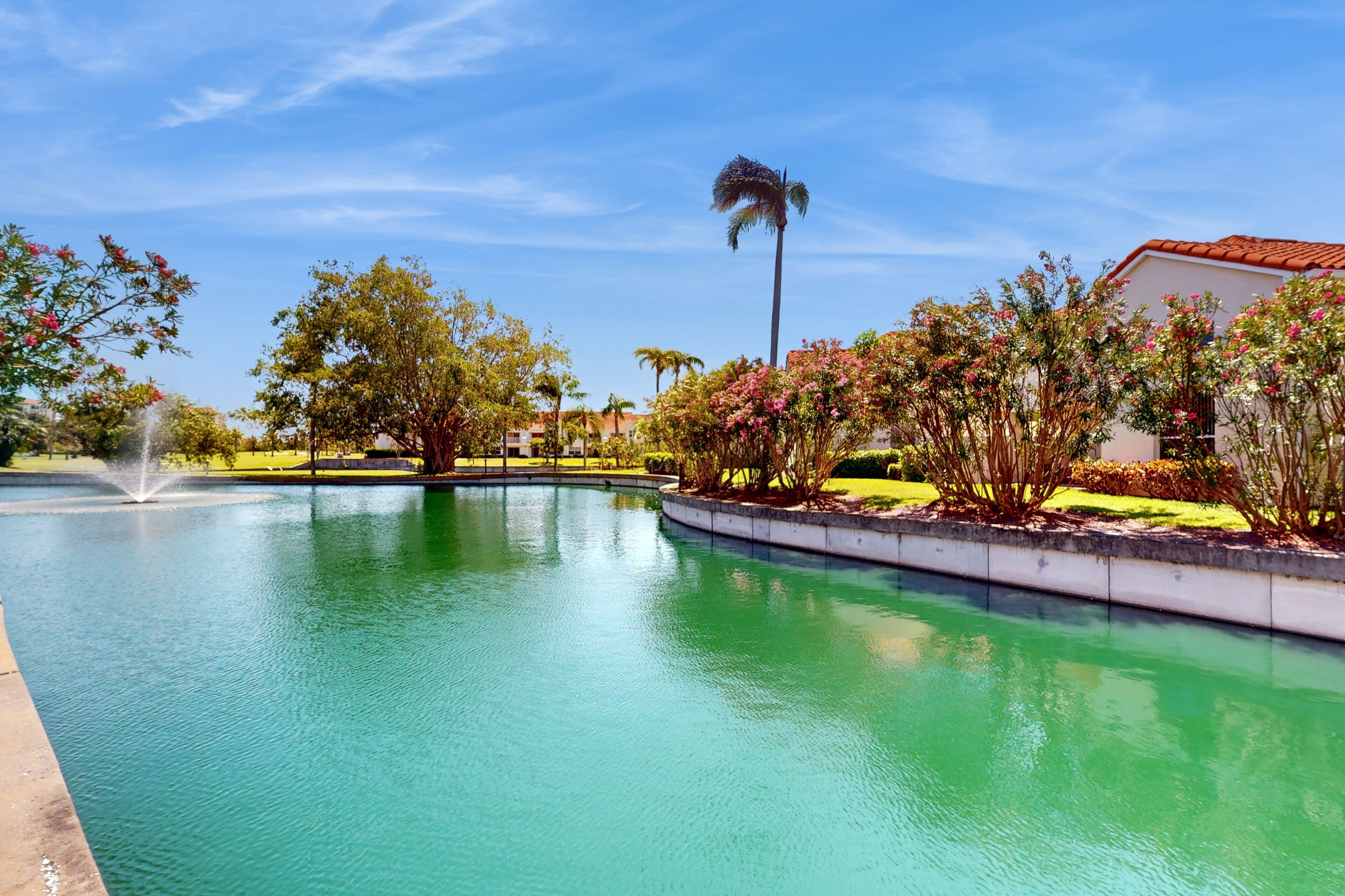 Snowbird-friendly townhouse near downtown with heated pool, hot tub, grill, golf