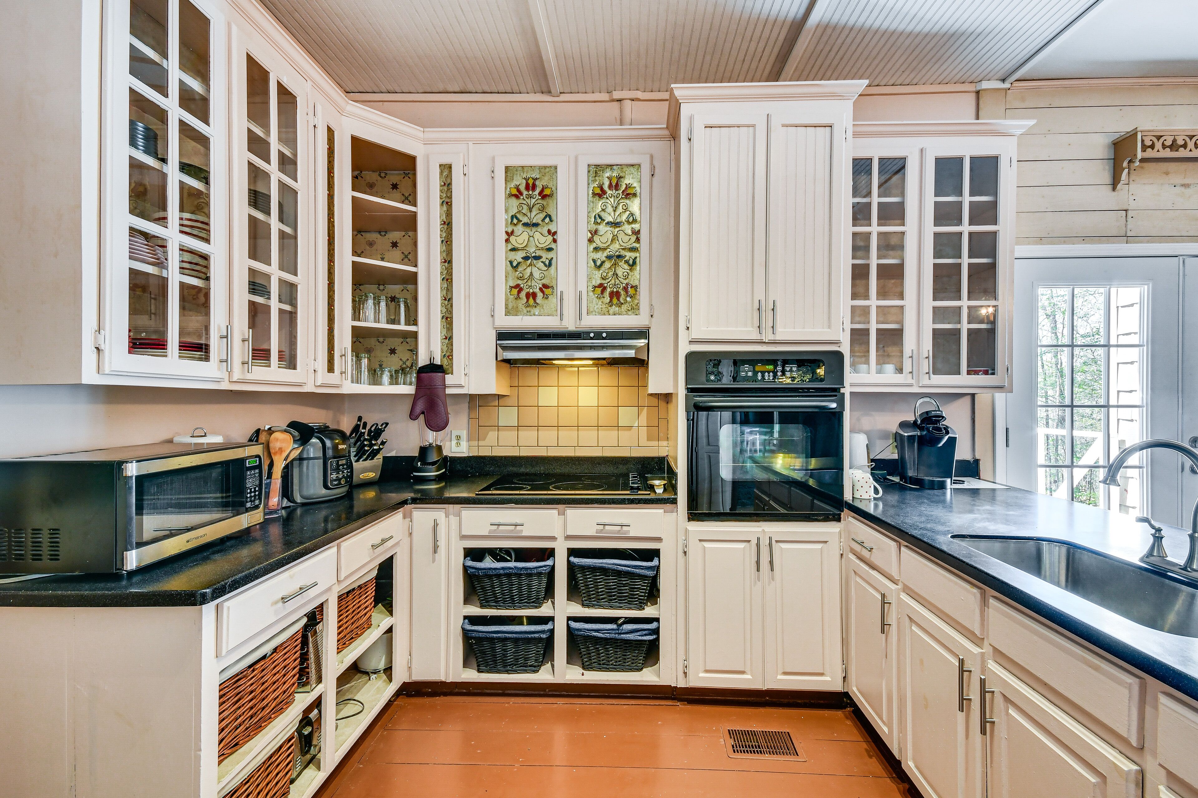 Sunroom & Decks: Family Home in Tallassee!