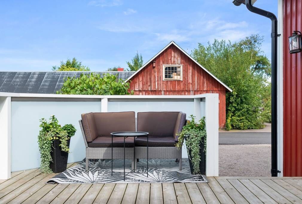 Small house, nice kitchen, plenty of beds, relaxing outdoor area, room for cars.