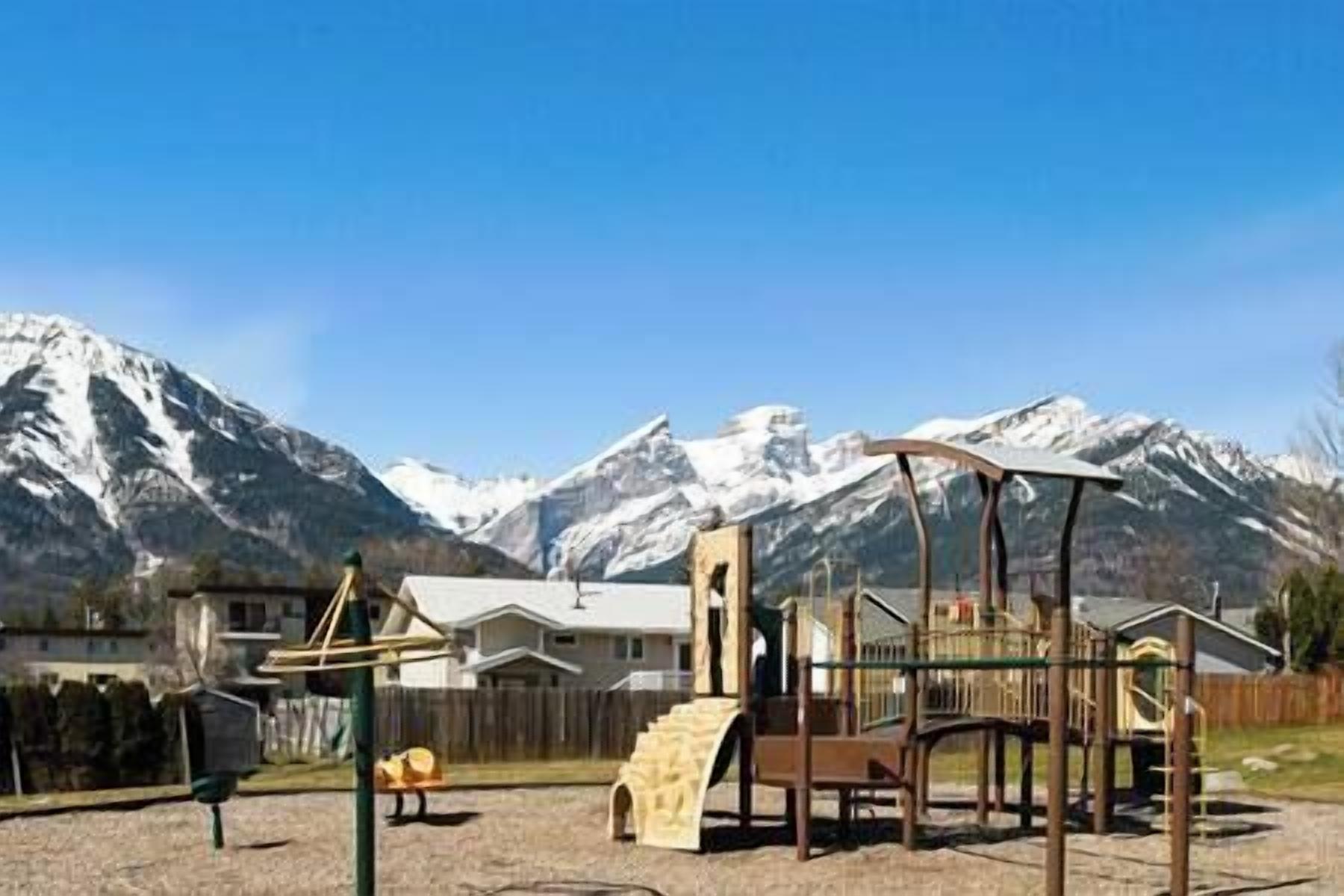 Three Sisters Mountain views / Basement Suite