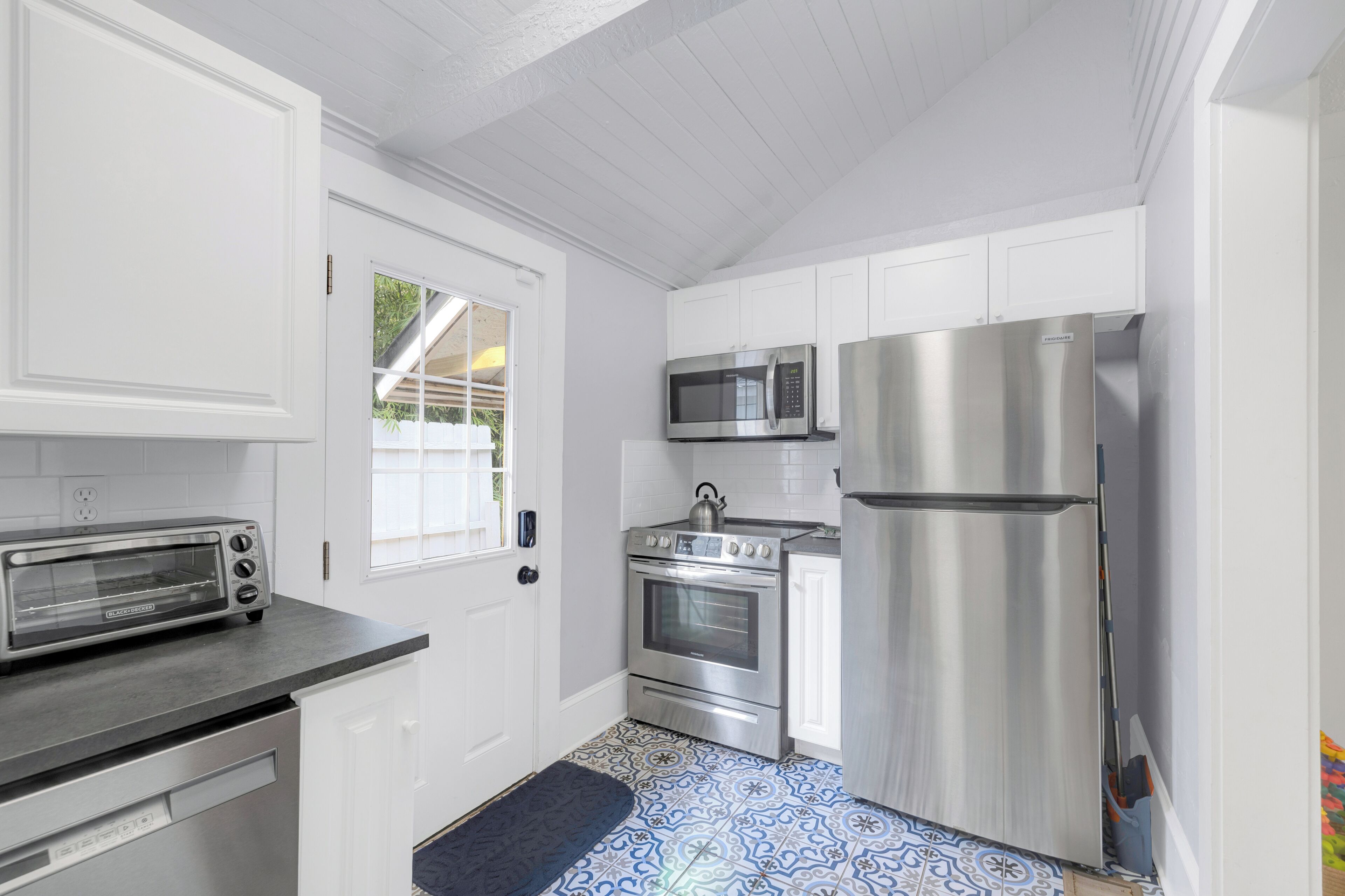 1432- Cozy Single Level, Pets & Kids Ok, Near Downtown, Sleeps 4