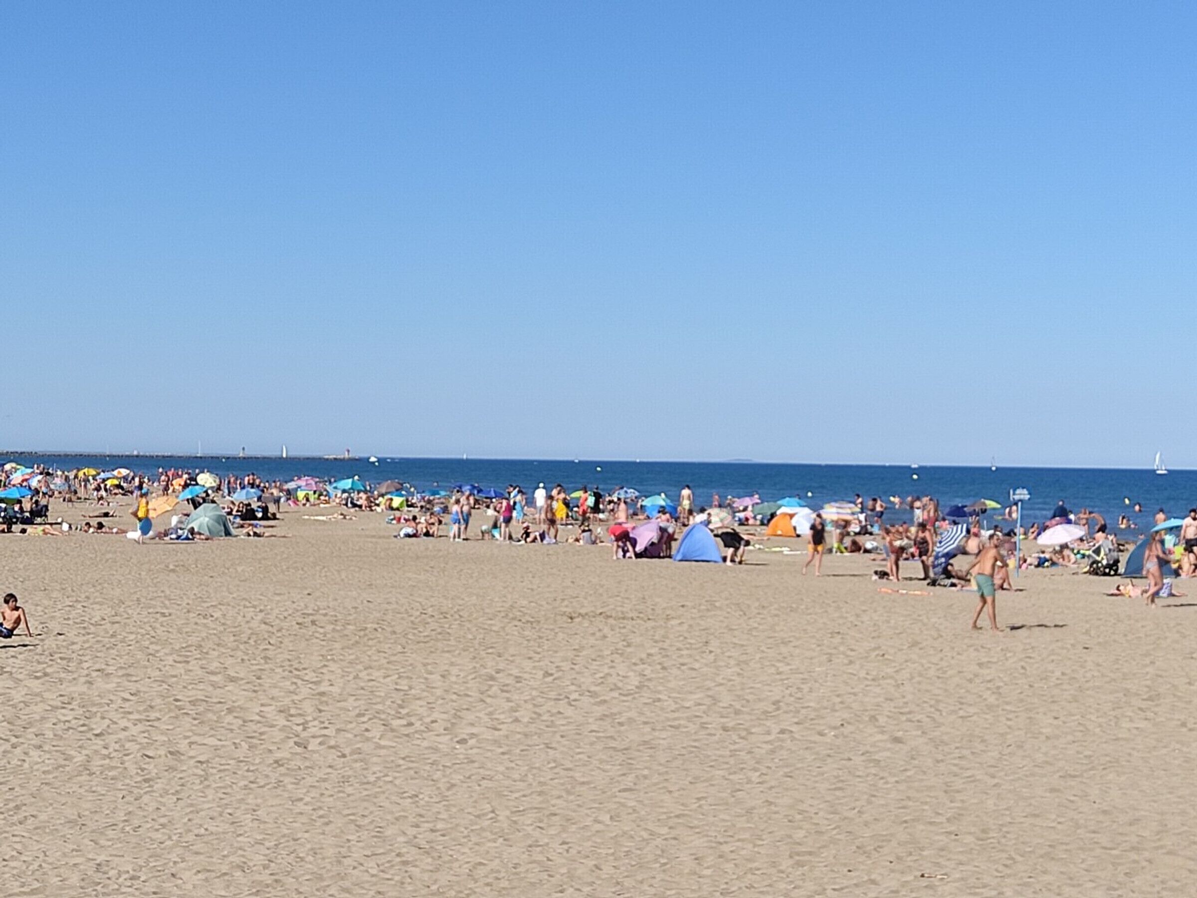 Charming 2BR Apartment with Pools, Parking & Near Gruissan Marina