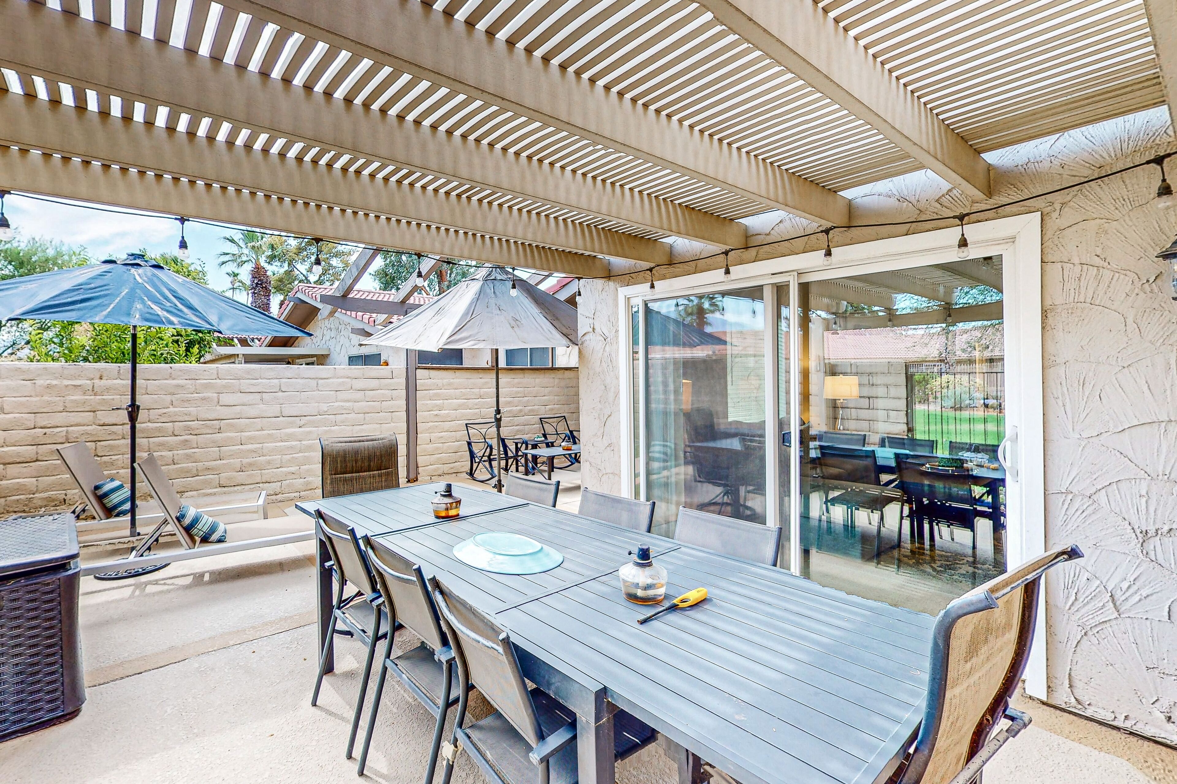 Relaxing desert retreat with golf, gas grill, and pool