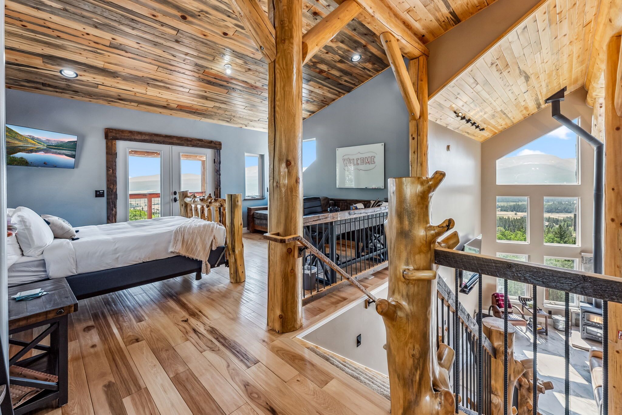 Custom 2BR+Loft Home, w/ Hot Tub & Stunning Views