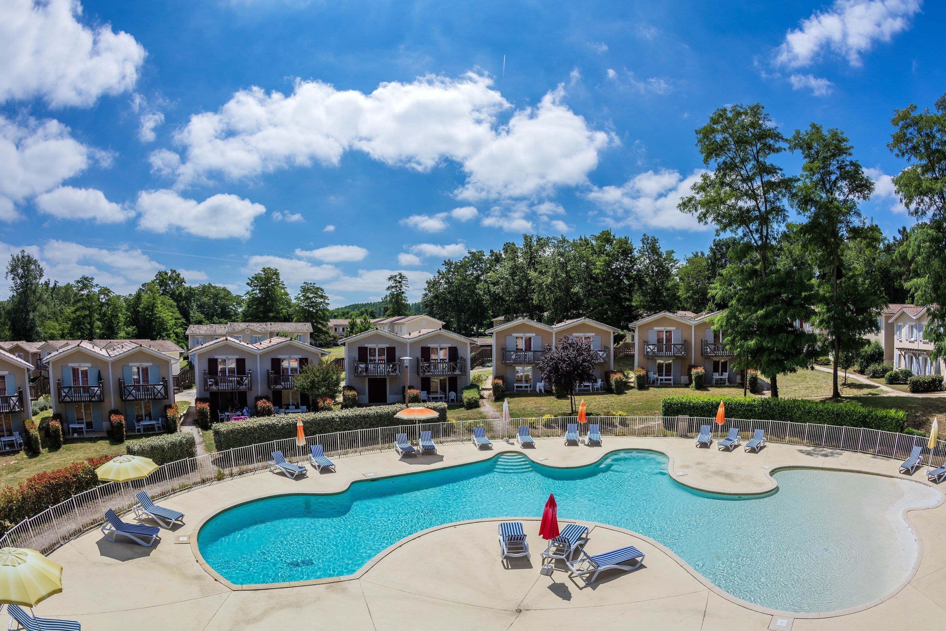 Duplex Proche Du Cours De Golf + Accès Piscine!