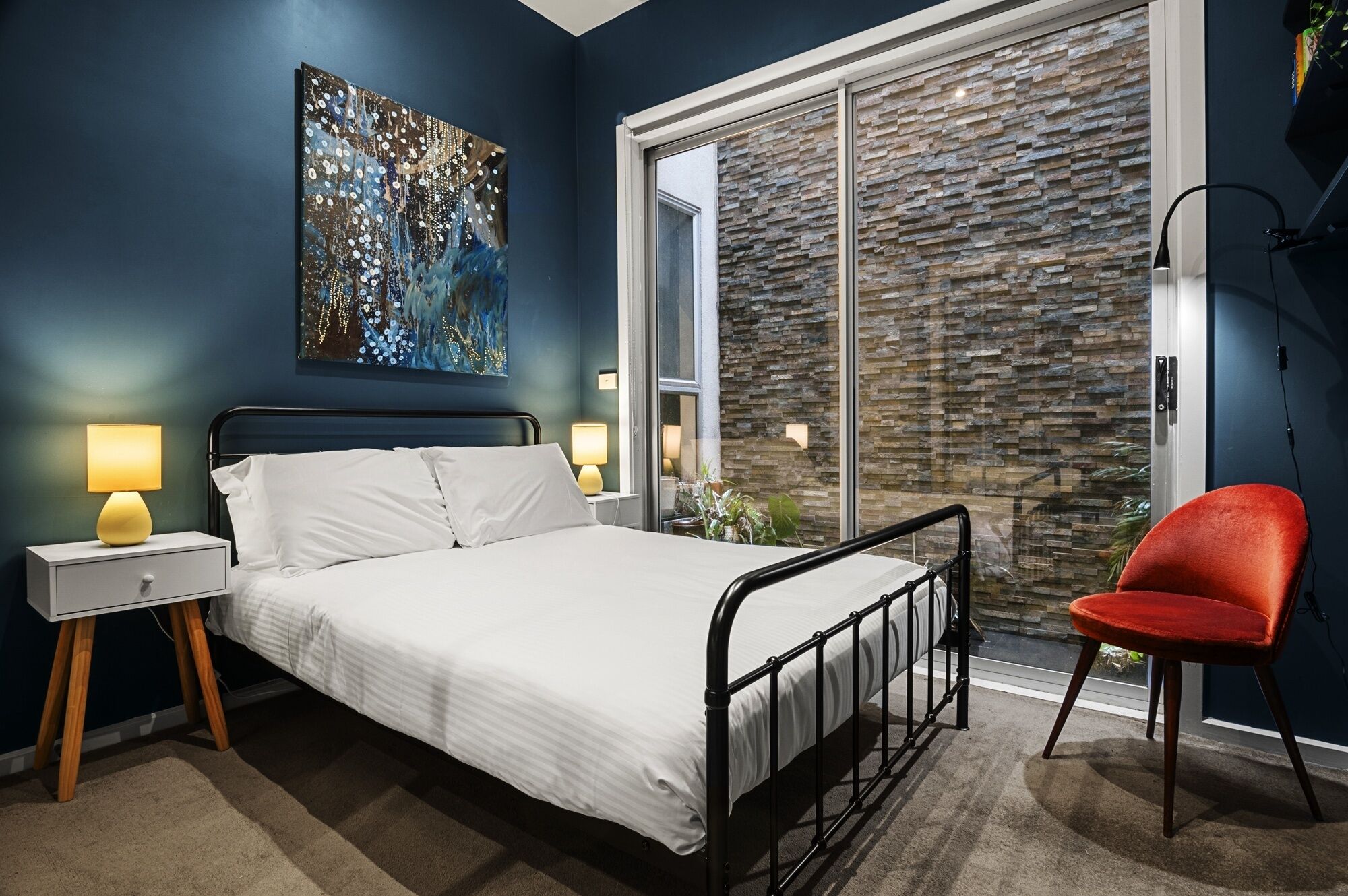 Cosy 2-Bed with Modern Design & Alfresco Dining