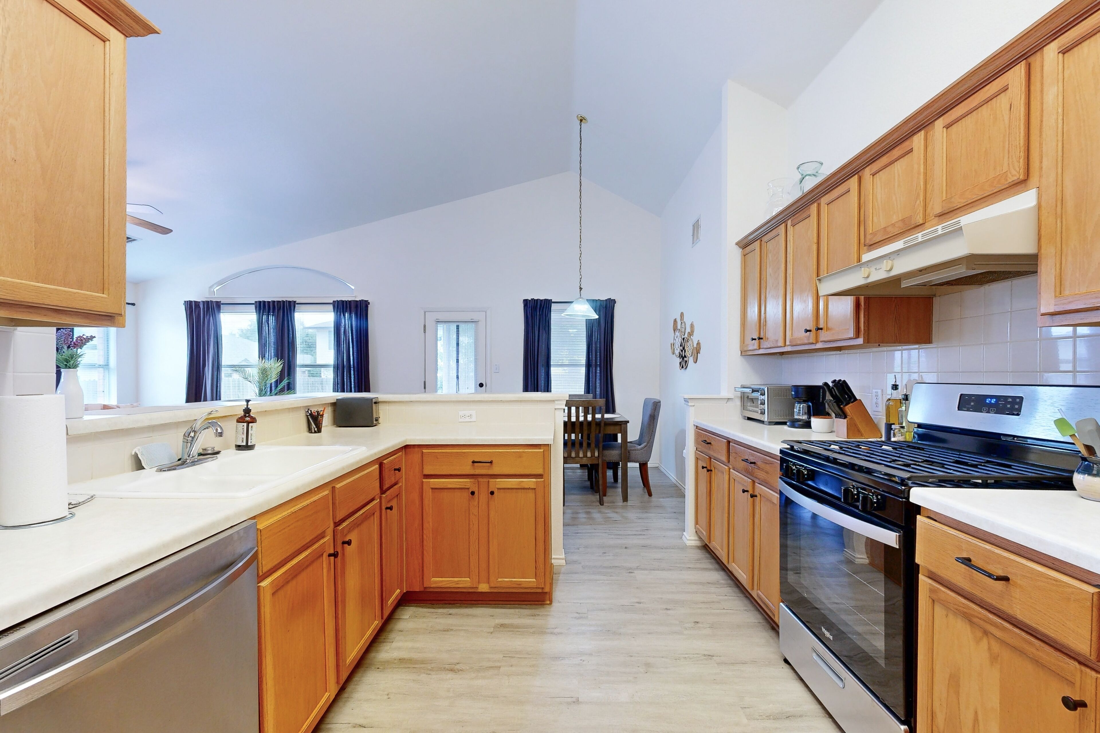 4-bedroom cozy home with patio, backyard and dog friendly