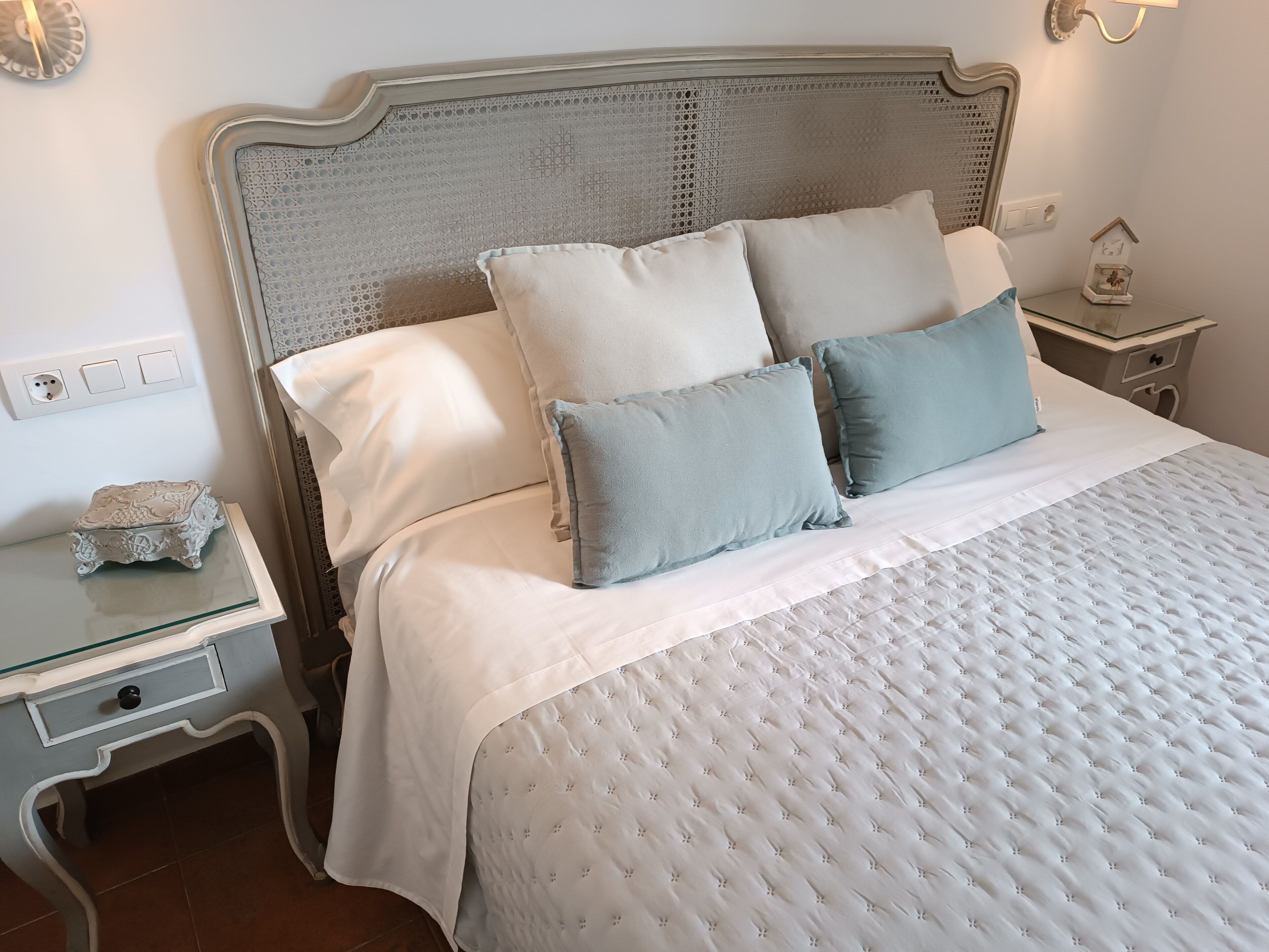 Double room in a charming hotel in the middle of a vineyard and olive grove estate