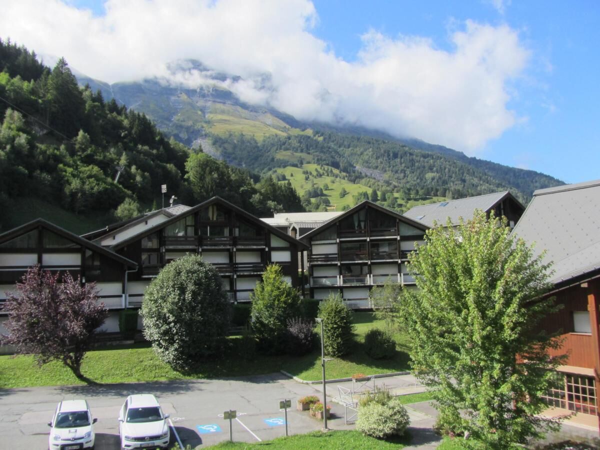 200m from ski slopes, 2nd floor, view mountain, balcony, parking, tv, ski locker, 23m²