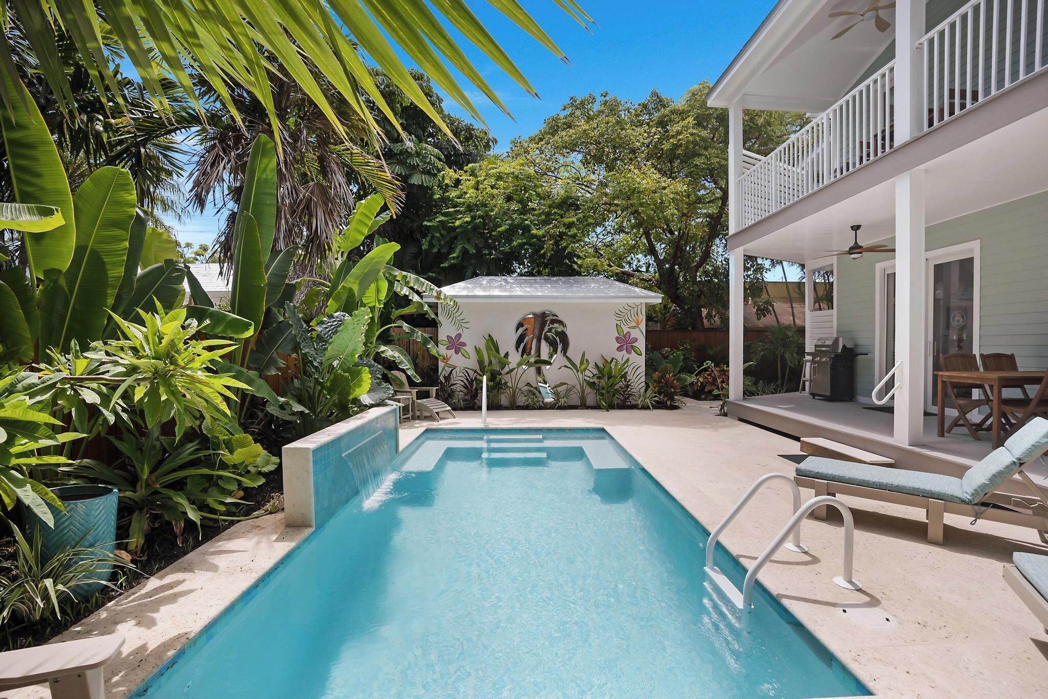 VIRGINIA VERANDA, Stylish Old Town 2 B/R, 2Bath, with Pool, Steps from Duval