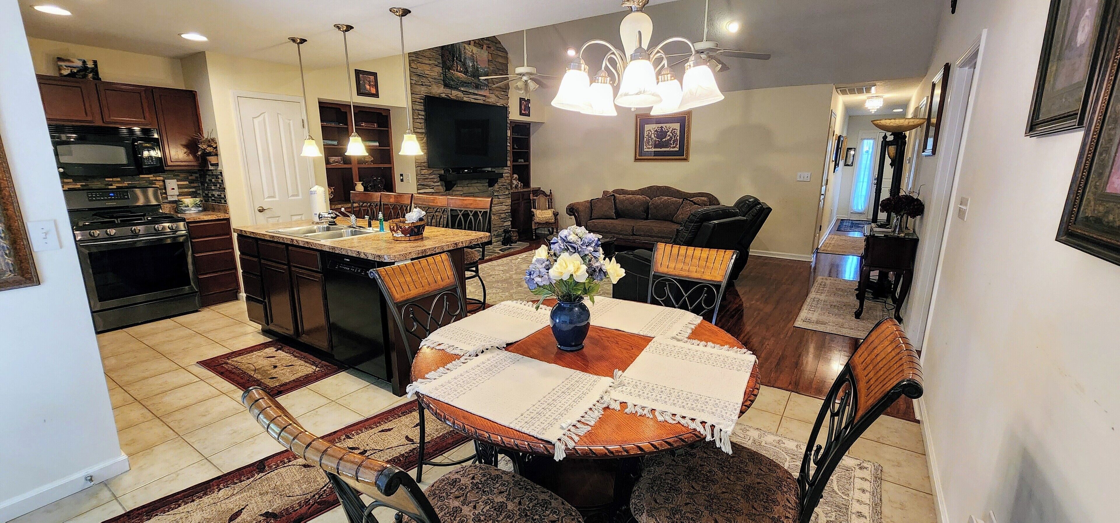 Tranquility Cove #325- Cozy clean 2-bedroom condo in peaceful Pigeon Forge