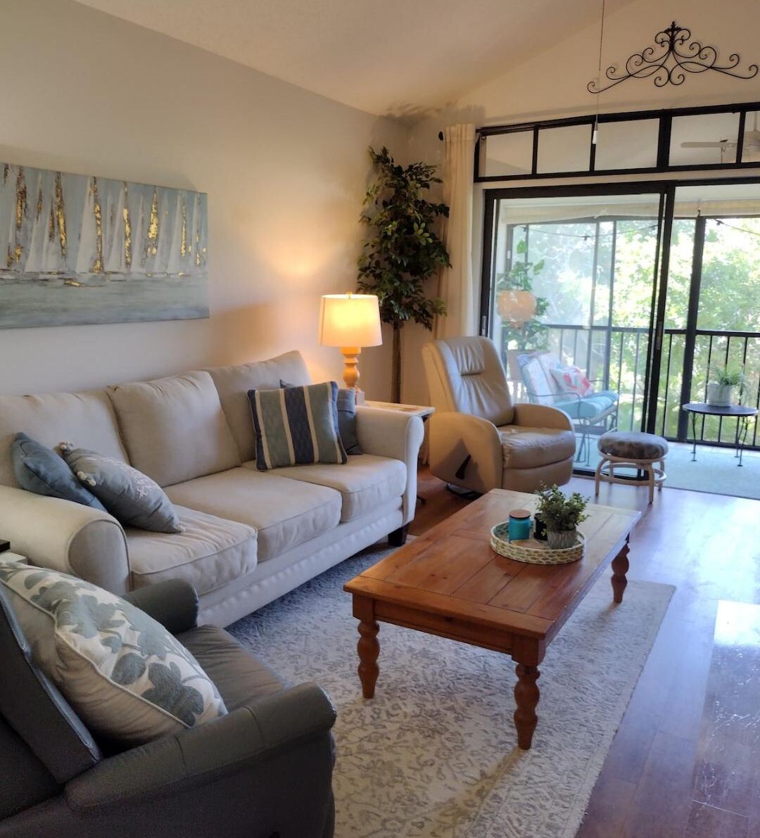 Venice 2/2 condo. Golf 375 yds away, Beach-3 mi. 3 mo, 6 mo, or year leases.
