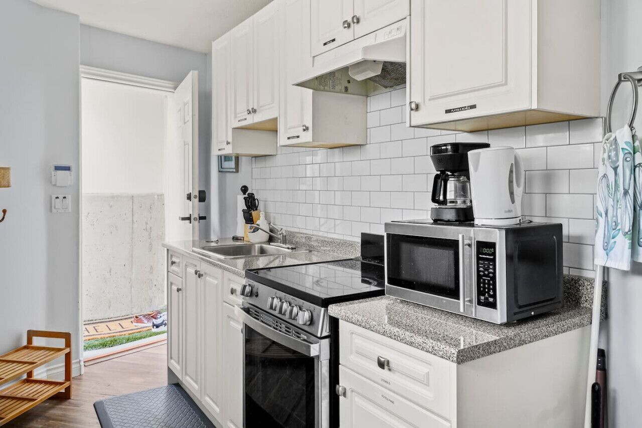 Clean & Modern 1 Bedroom Suite