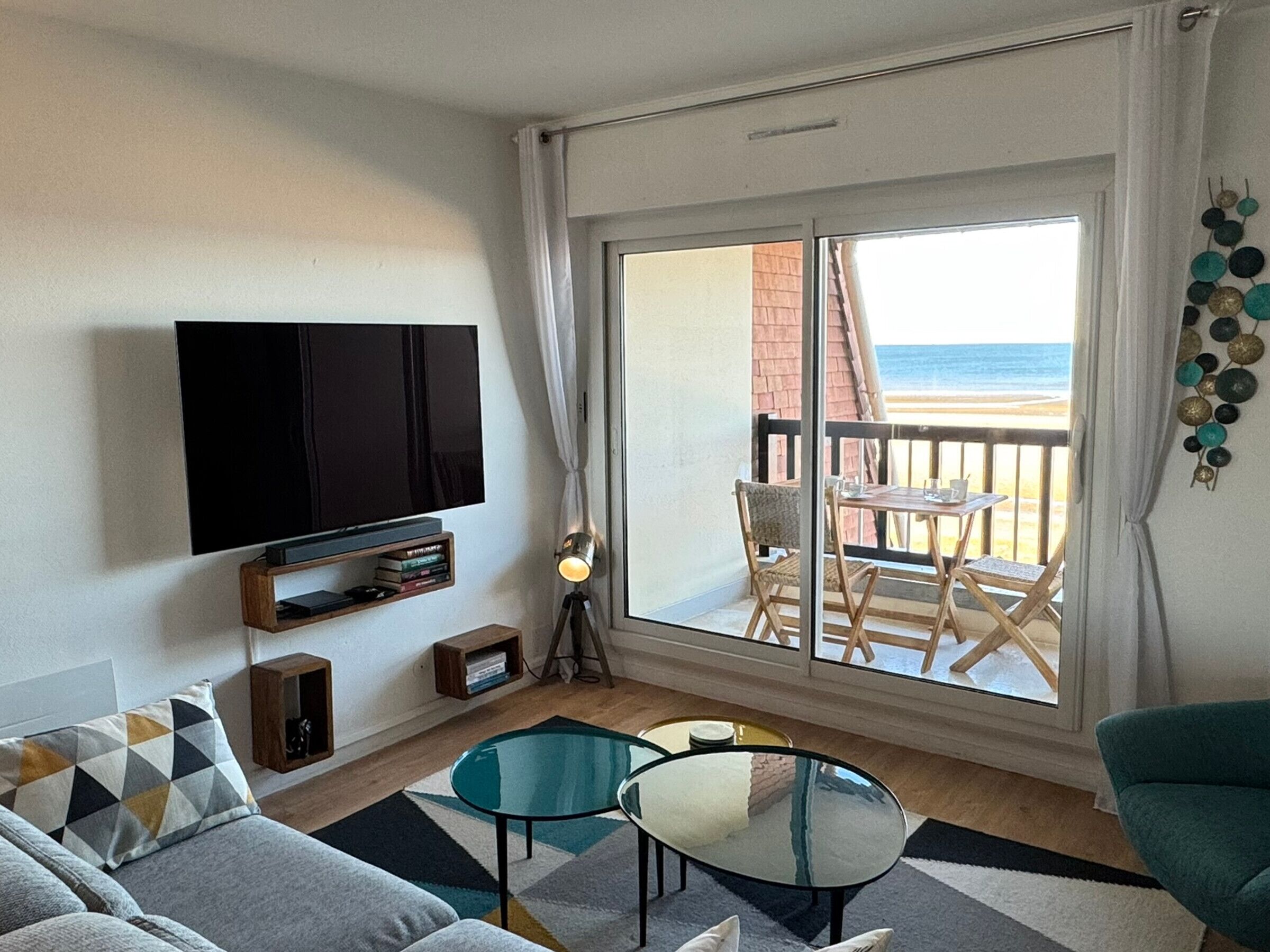 Renovated 3-room apt, balcony sea view, parking, internet, for 4 people
