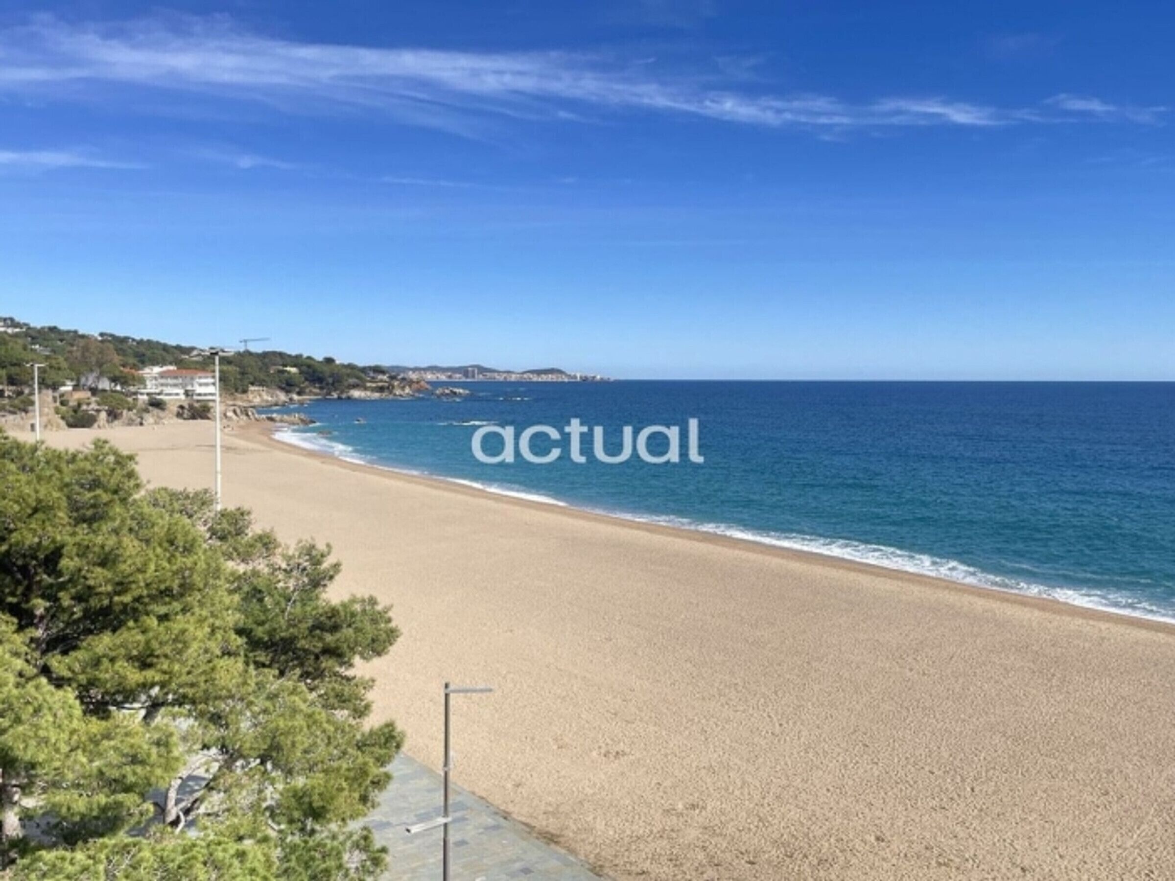 Charming seaside apartment with terrace and parking