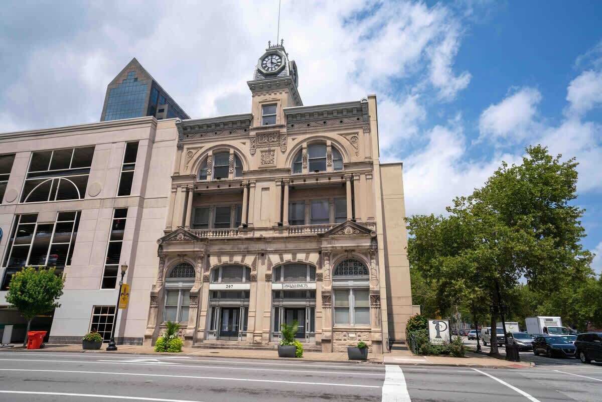 Luxury Downtown 3- bedroom Apt with WiFi