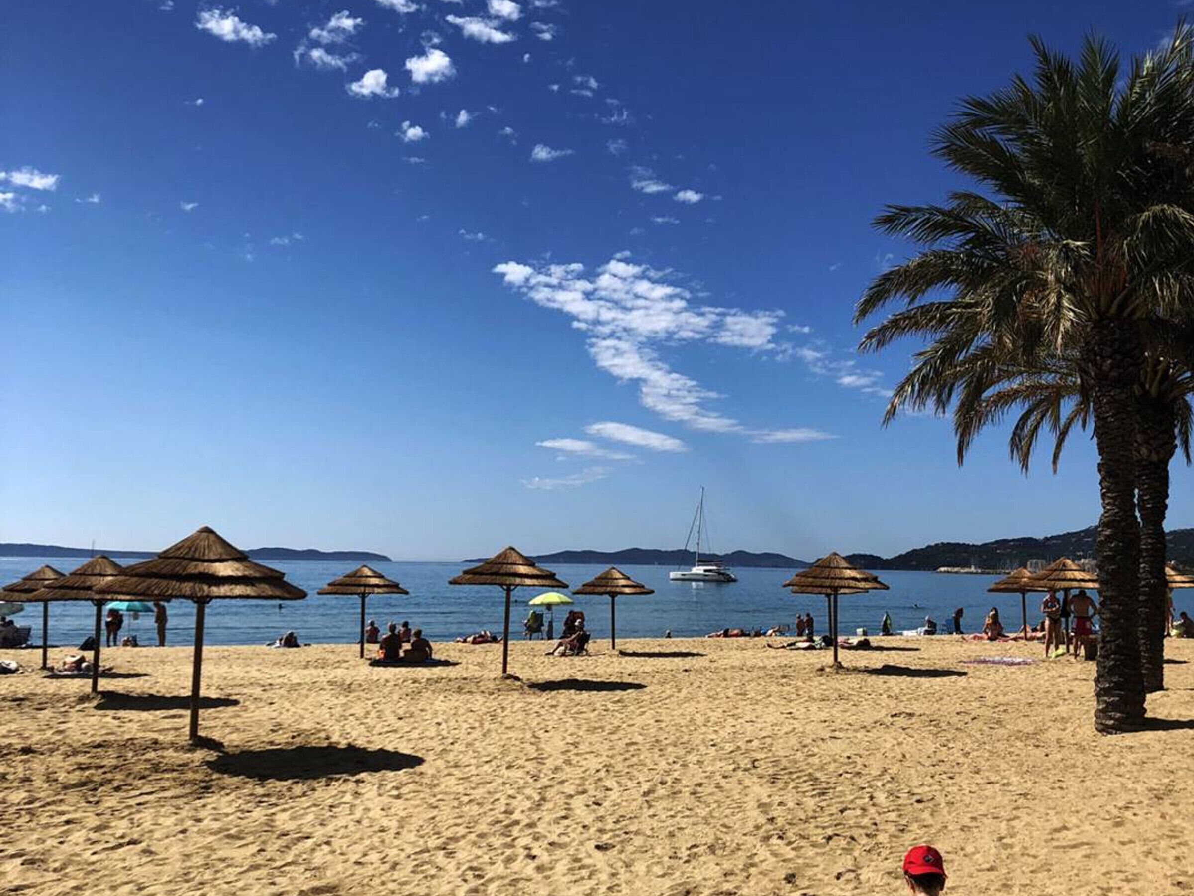 Air-conditioned house with large garden, near beach and shops