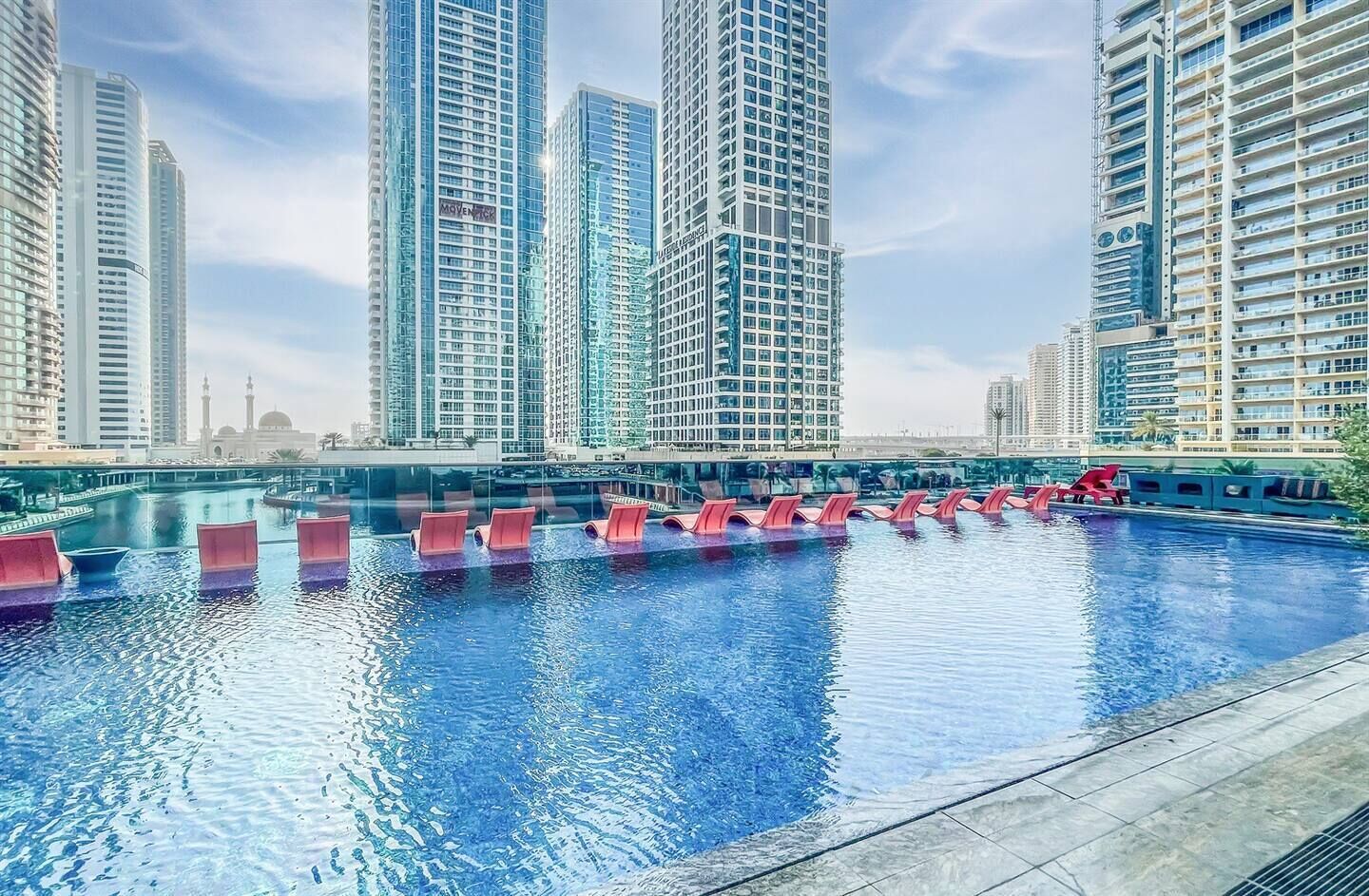 Heaven Crest Vacation Homes - Balcony with City View 1BHK in JLT Dubai Close to Metro & Marina