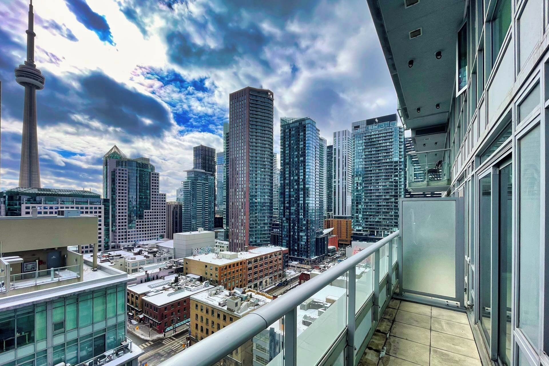 Spacious chic 1BR condo in core of Toronto with the perfect view of the CN Tower