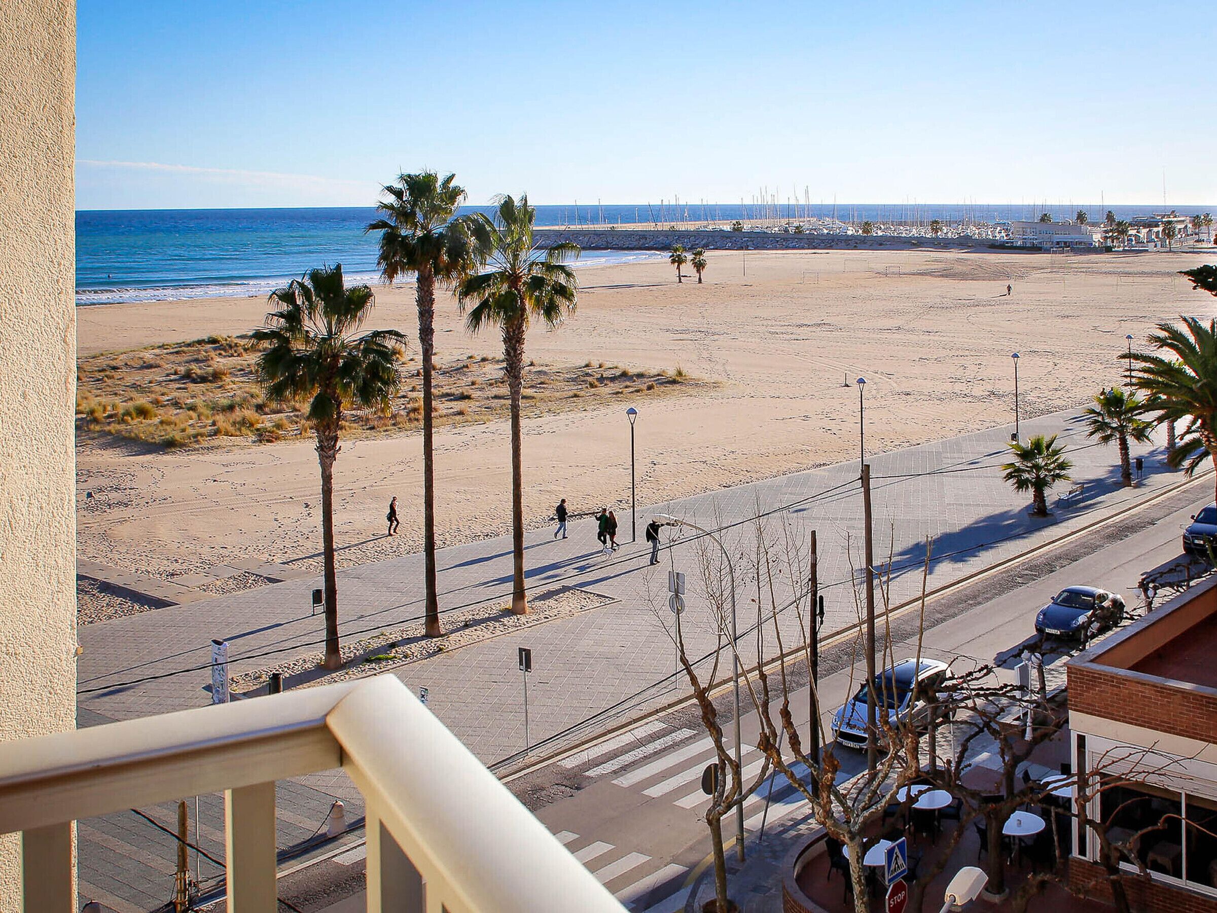 AT059 Torremar: Apartamento reformado, con aire acondicionado, en primera línea de la playa La Pella.