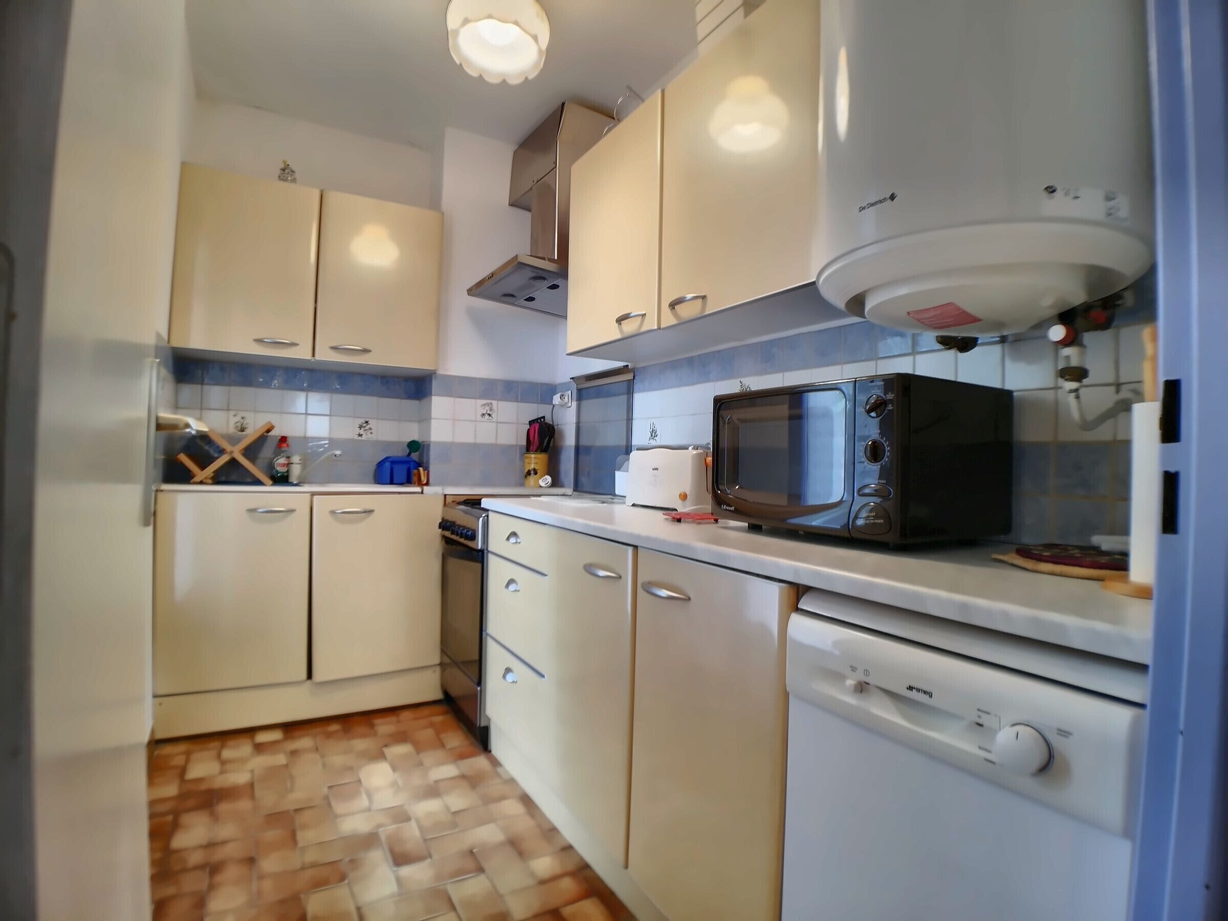 Ground floor apartment for 4 people with courtyard and parking near the sea