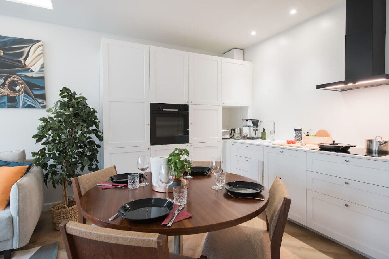 Modern, Top Floor Apt. w/Balcony + Easy Check-in