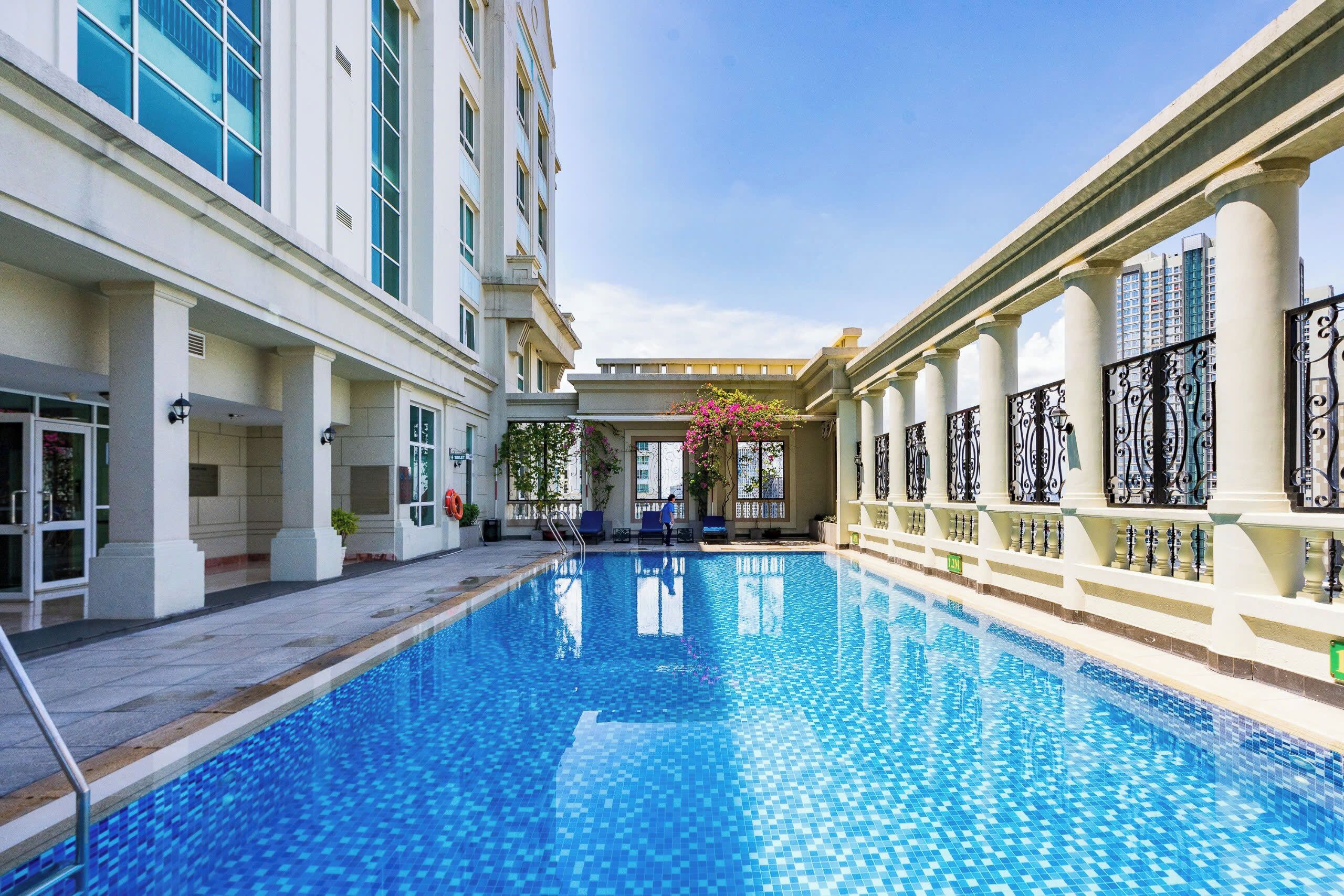 free pool the manor luxury condotel