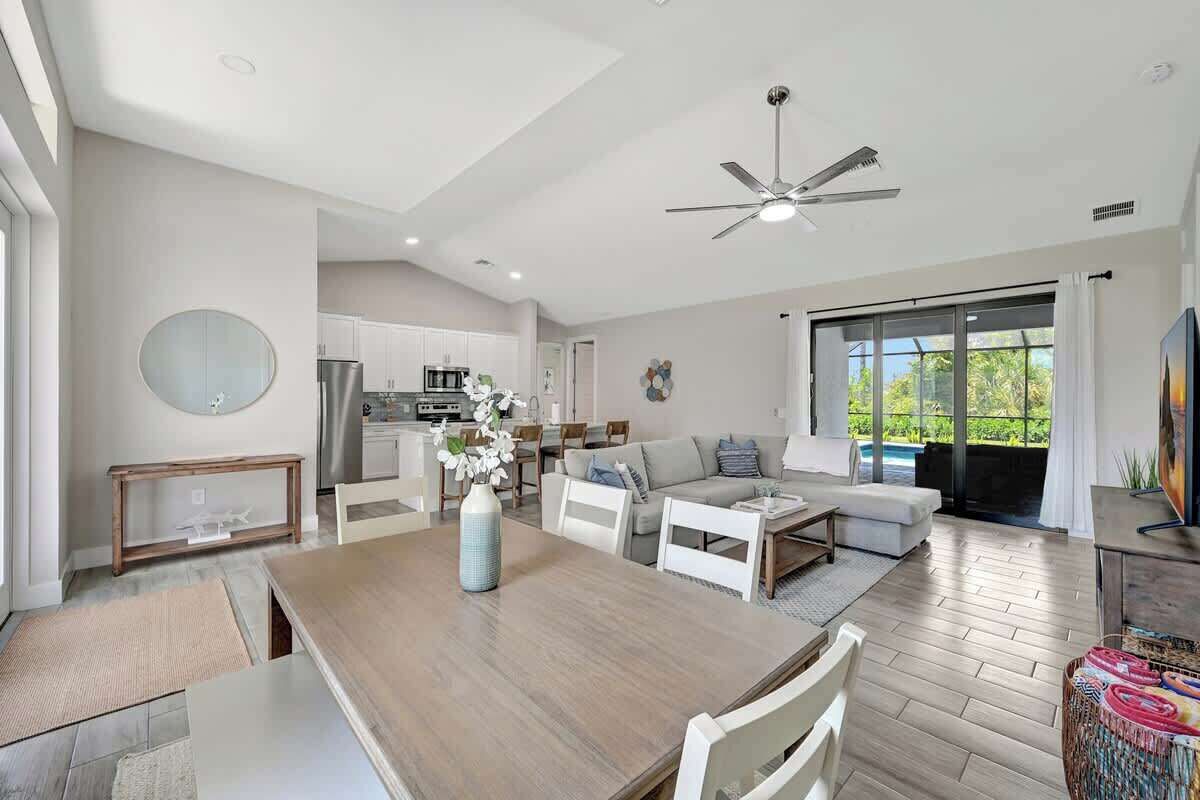 Tropical Oasis: Stunning Pool Home in Bonita