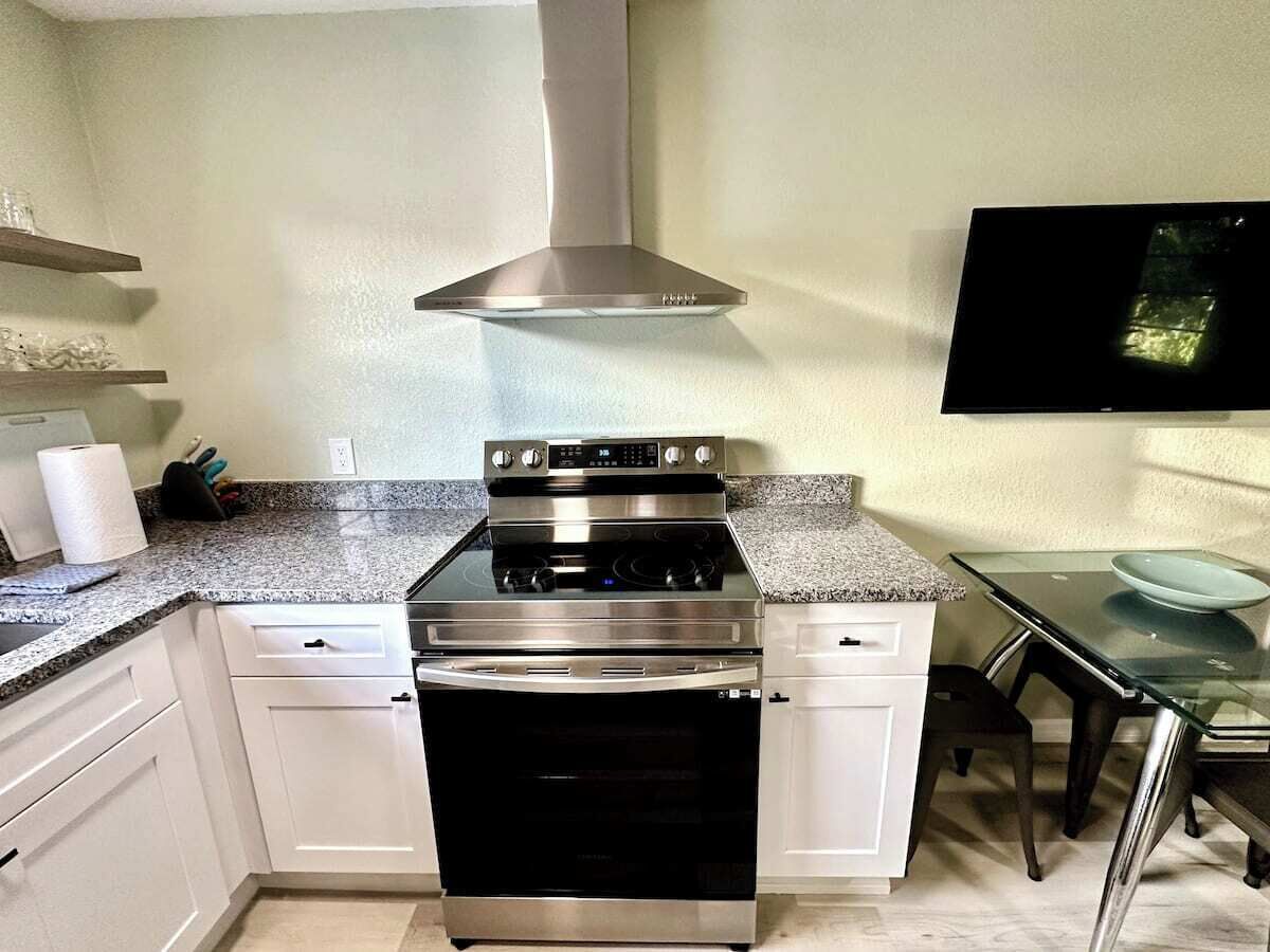 Historic District Retreat - Newly Renovated 2BR