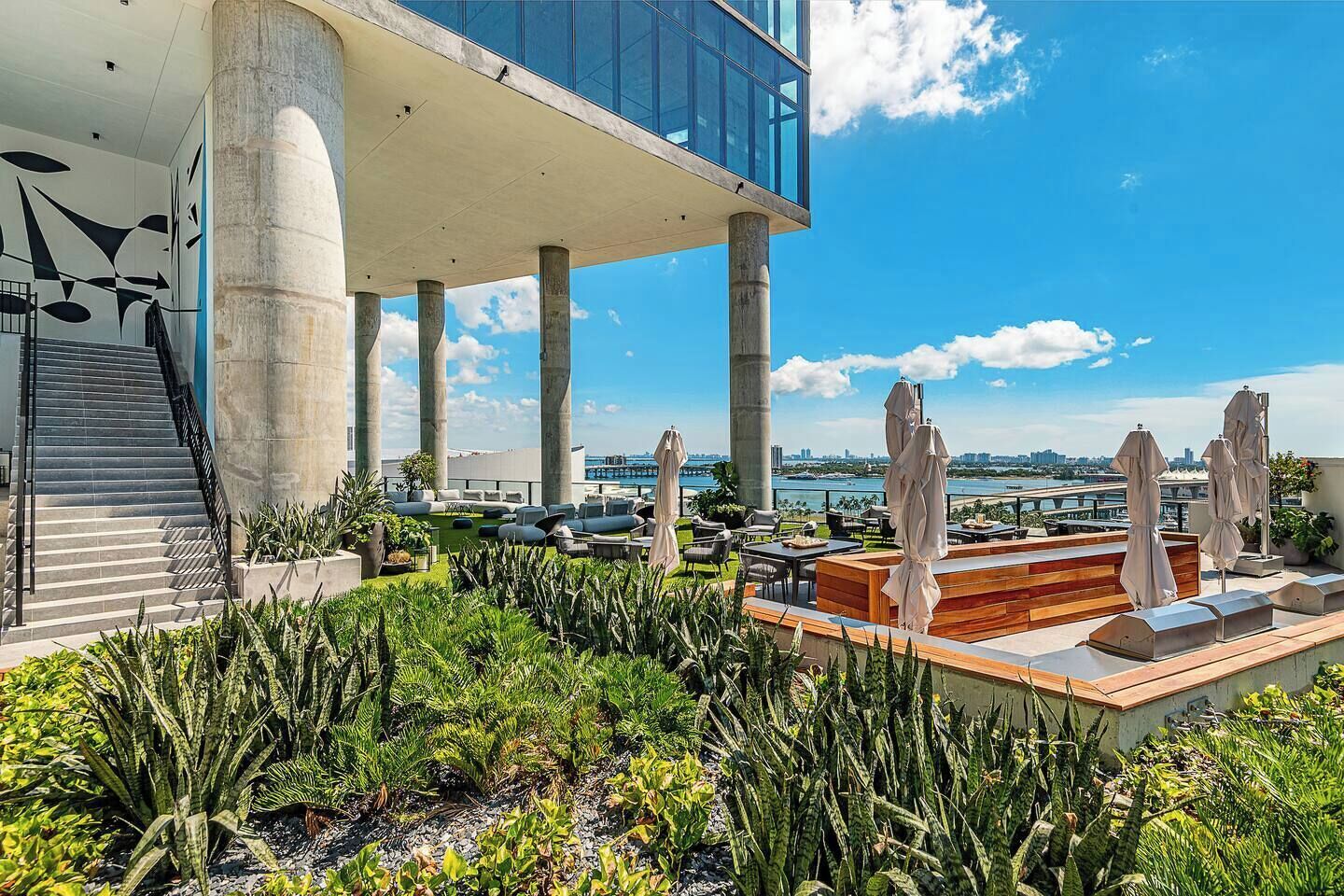 Spacious 3BR Luxe Stay | Heart of Downtown #2118