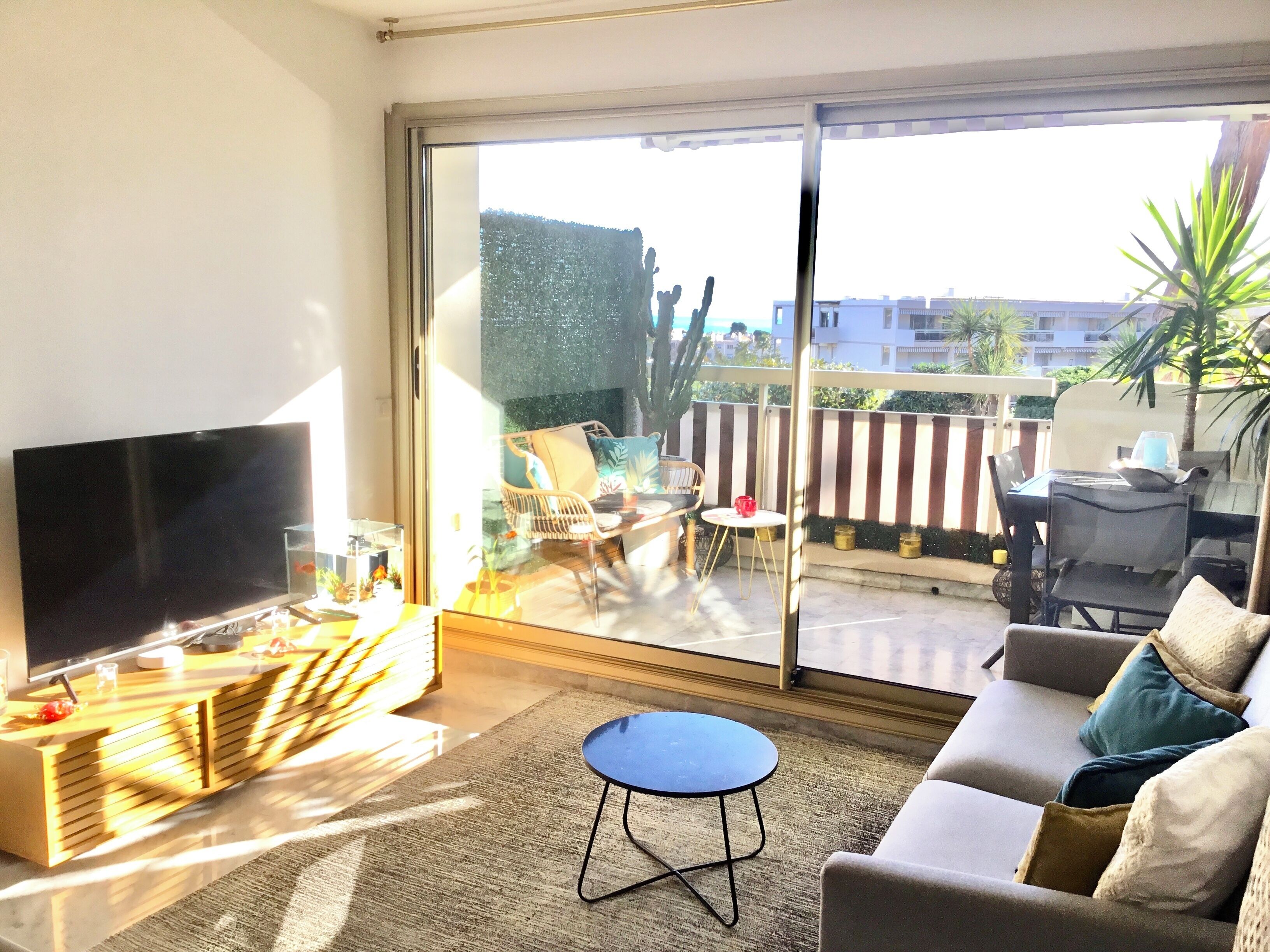 Beautiful 3-room apartment in a secure residence with swimming pool and tennis court