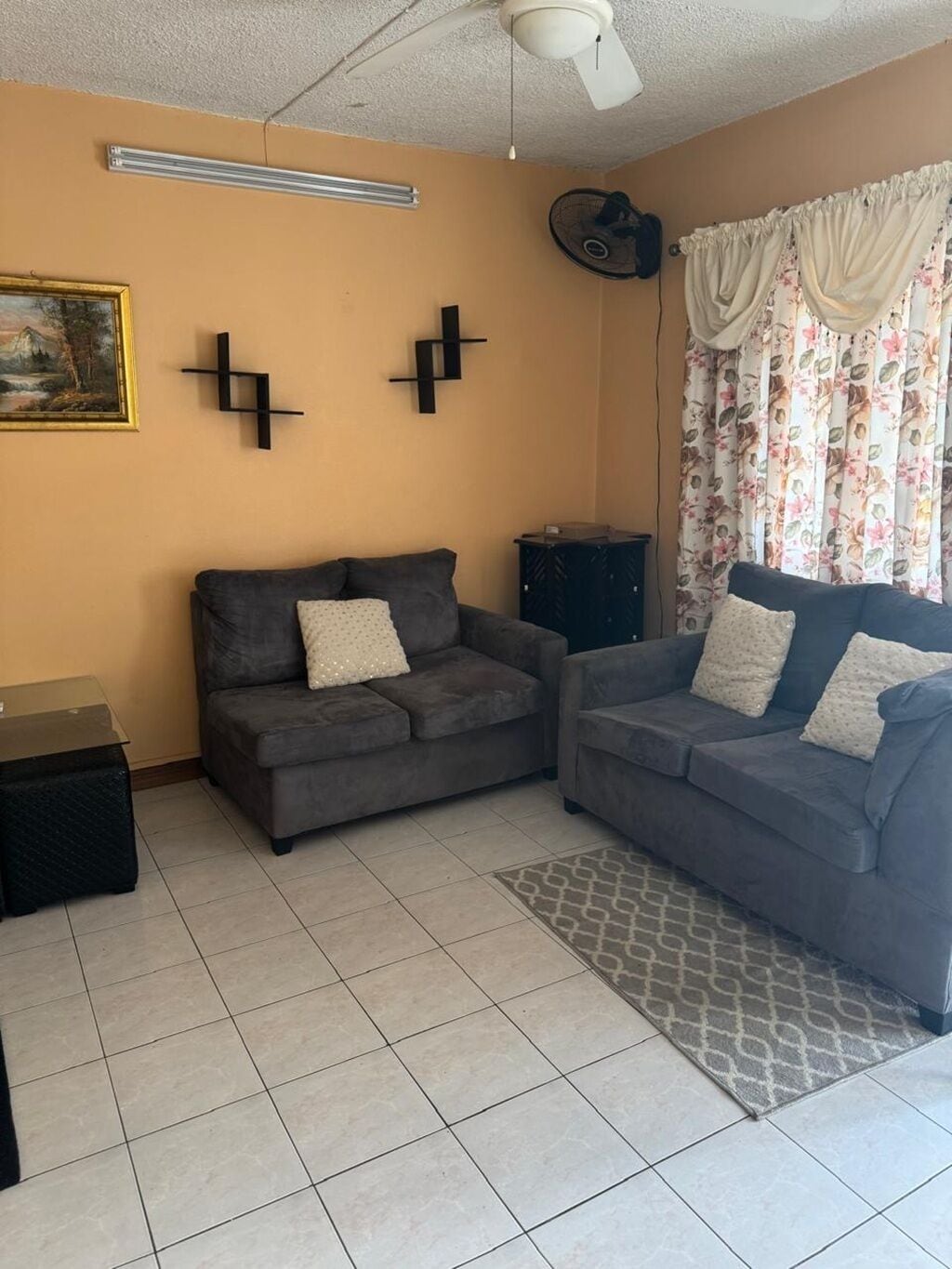 2-bedroom townhouse in charming Kingston & St. Andrew with Wifi, AC, Wall Fans