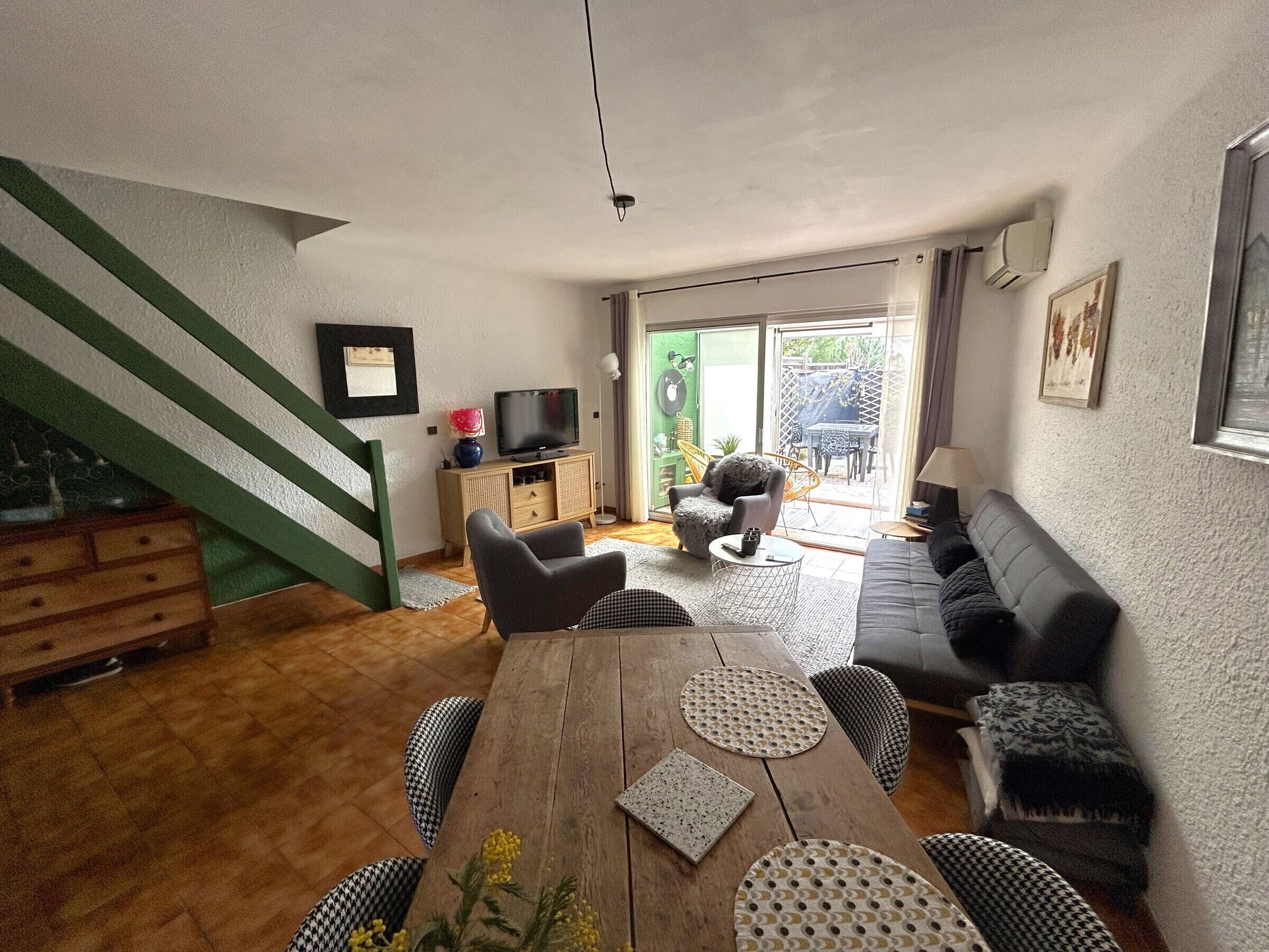 Air-conditioned house with parking near the beach