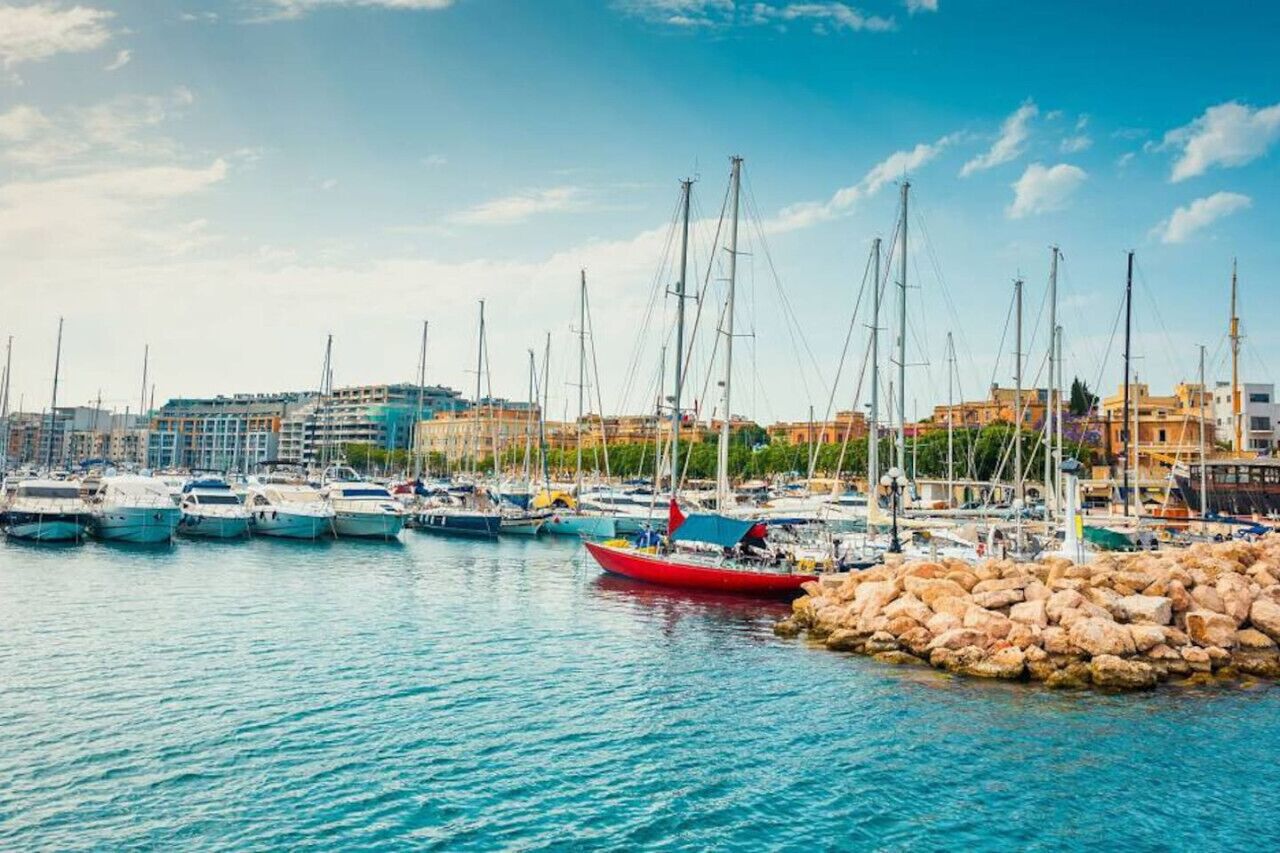 Lovely 3BR Penthouse with Terrace close to Marina!