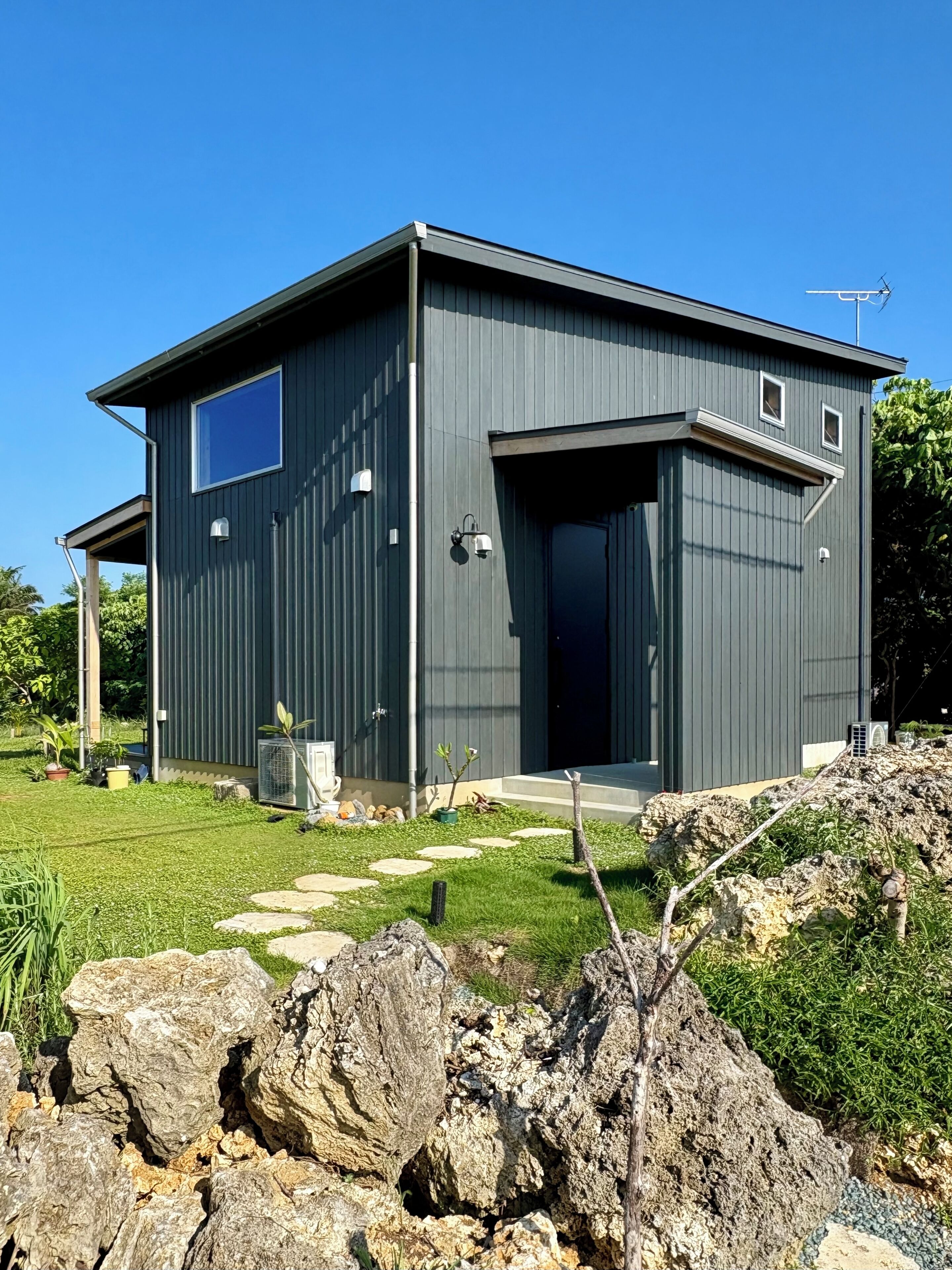 New built retreat for couples • Beach just 3 min walk • Mt.Mape view from garden