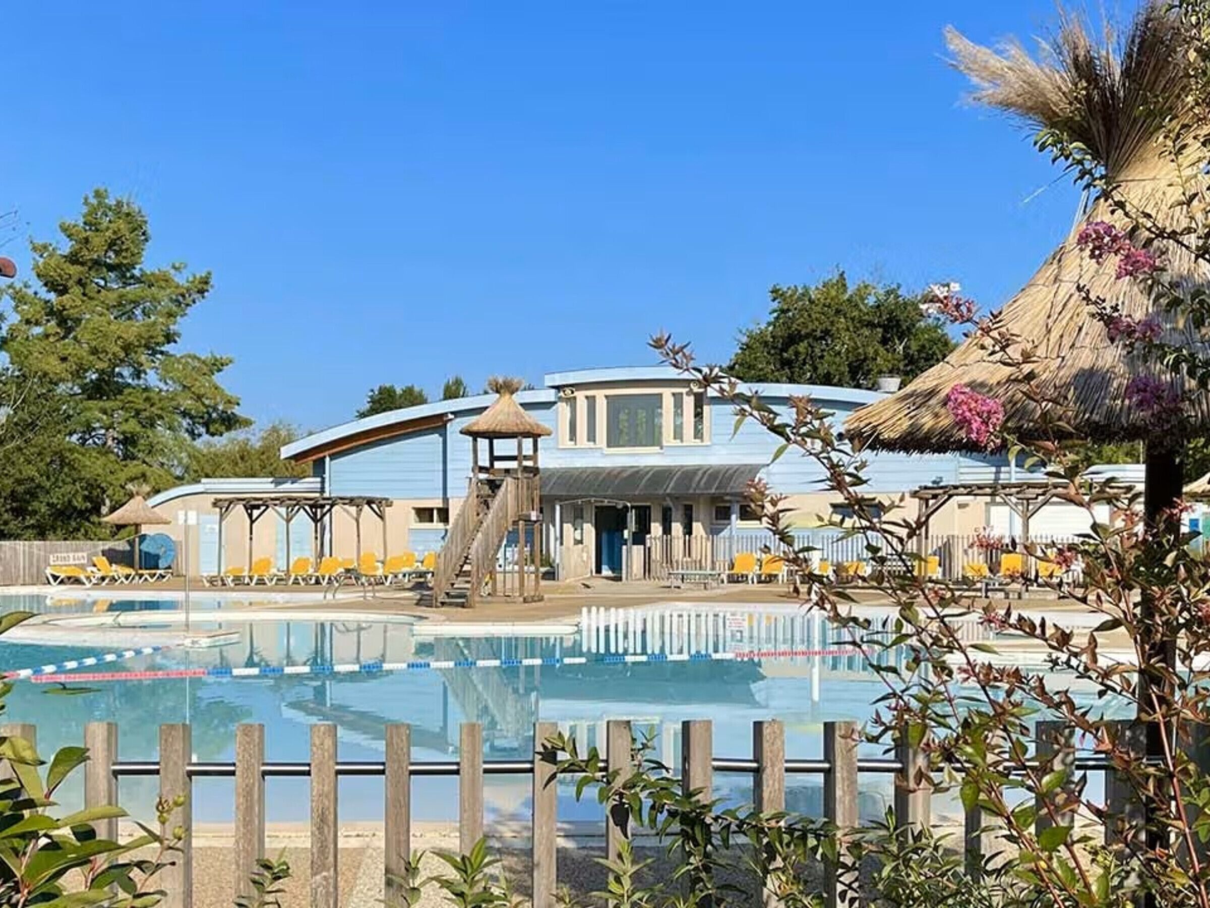 Bright T2 bis with veranda, free parking, wifi, near nature