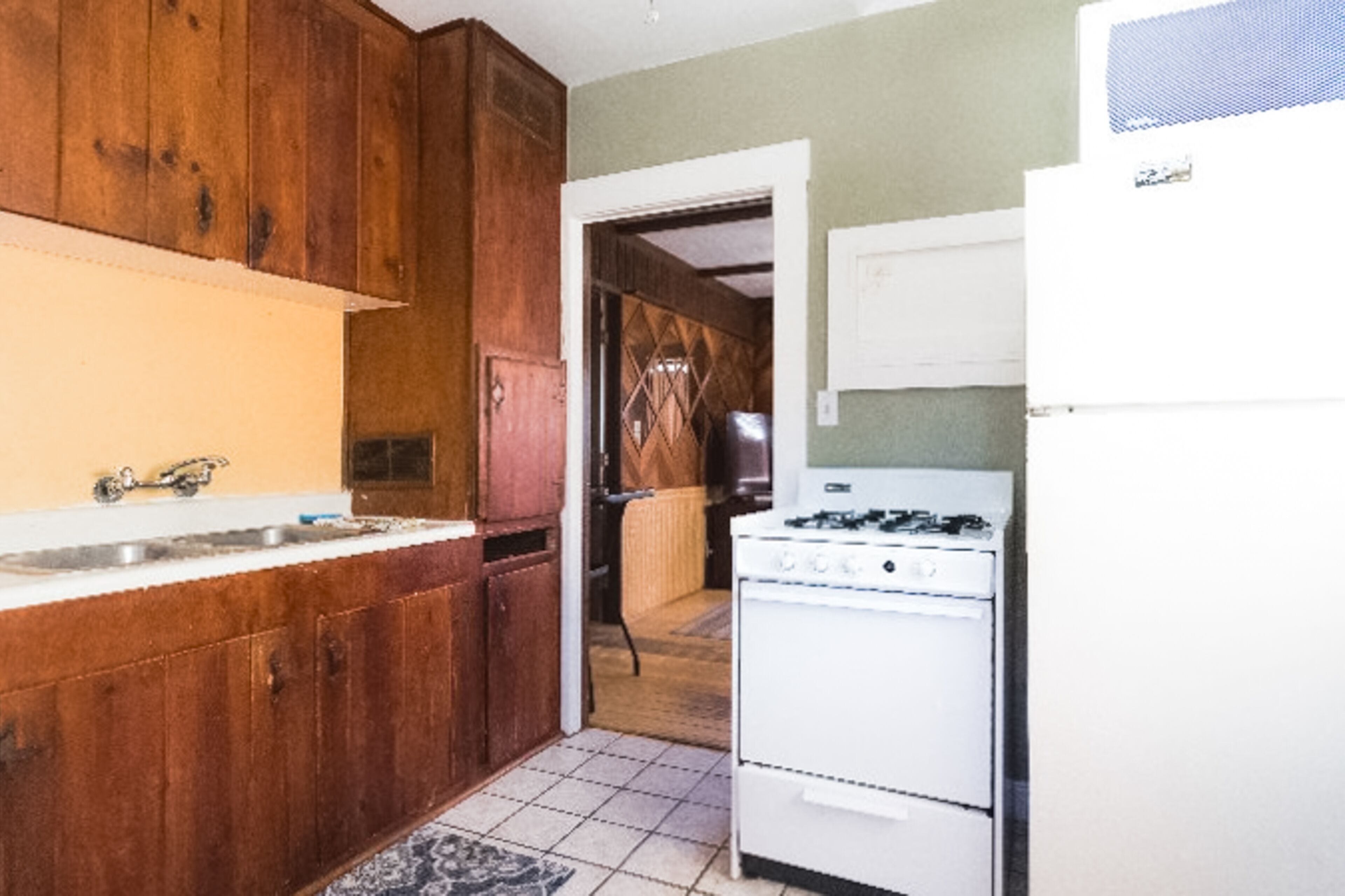 Dog-friendly bungalow with large patio - walk to the beach, dining & nightlife