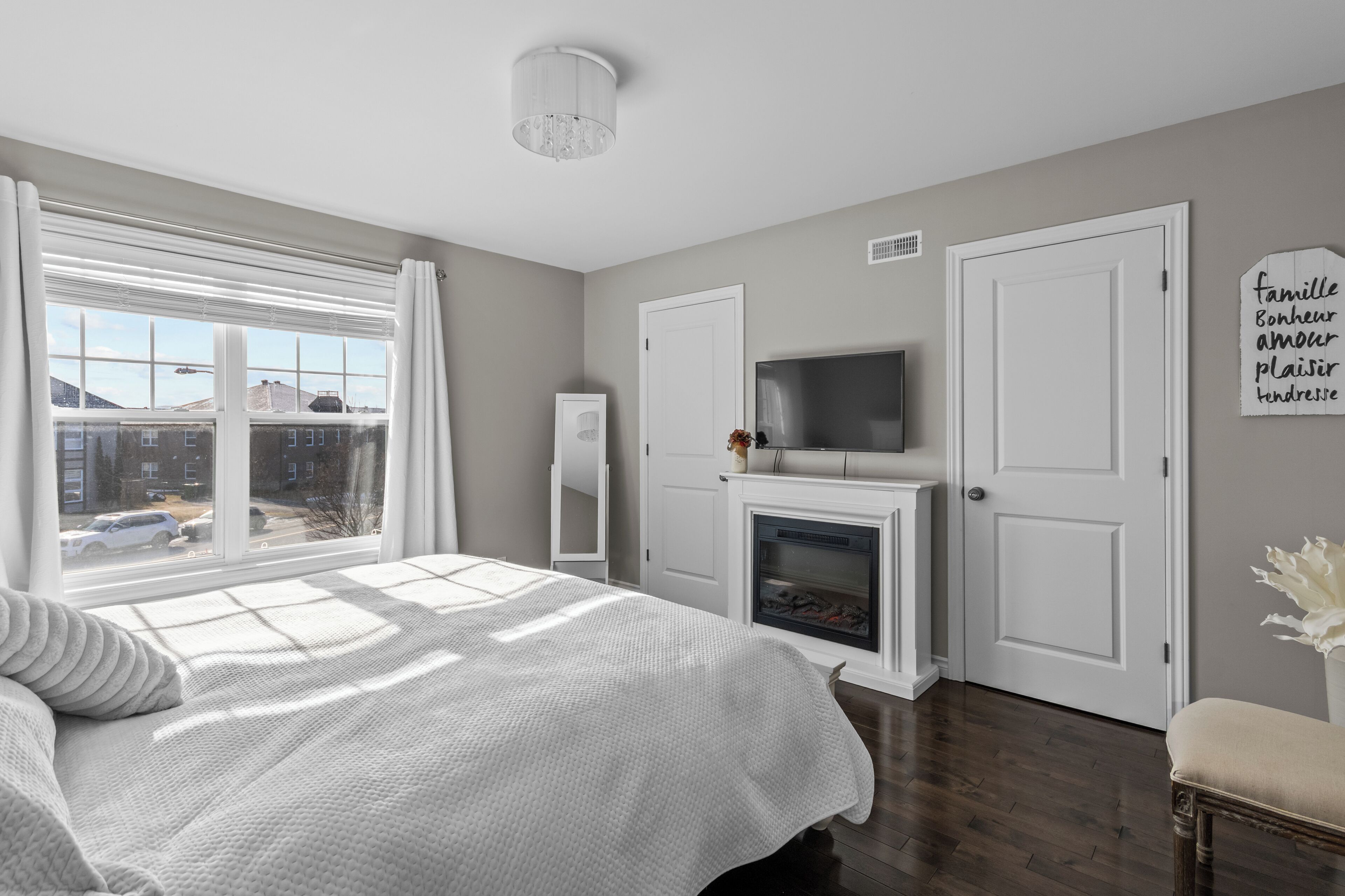 Modern 3-bedroom home with SPA, AC, Office and Gym