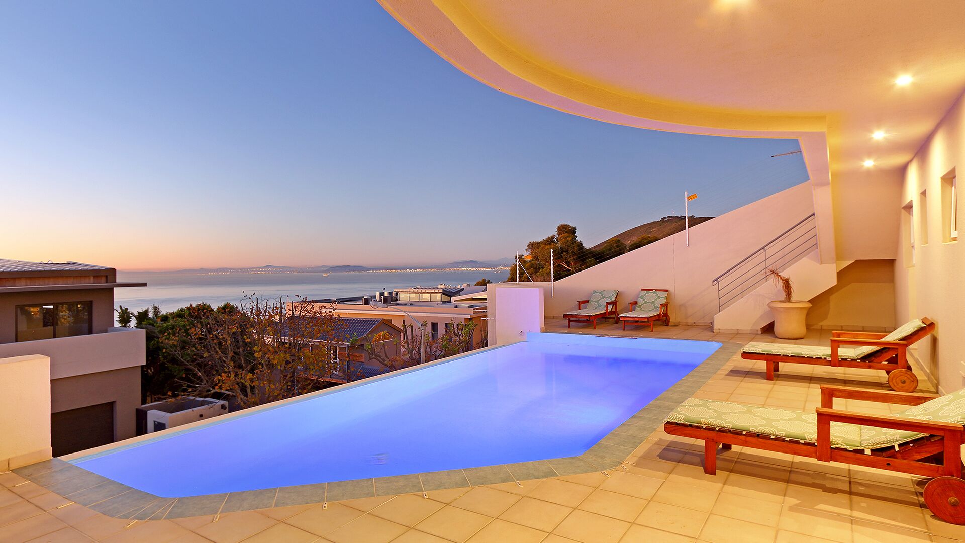 Cape Town -Bantry Bay - Ocean Views, Pool, WiFi, Security, Parking, Backup Power