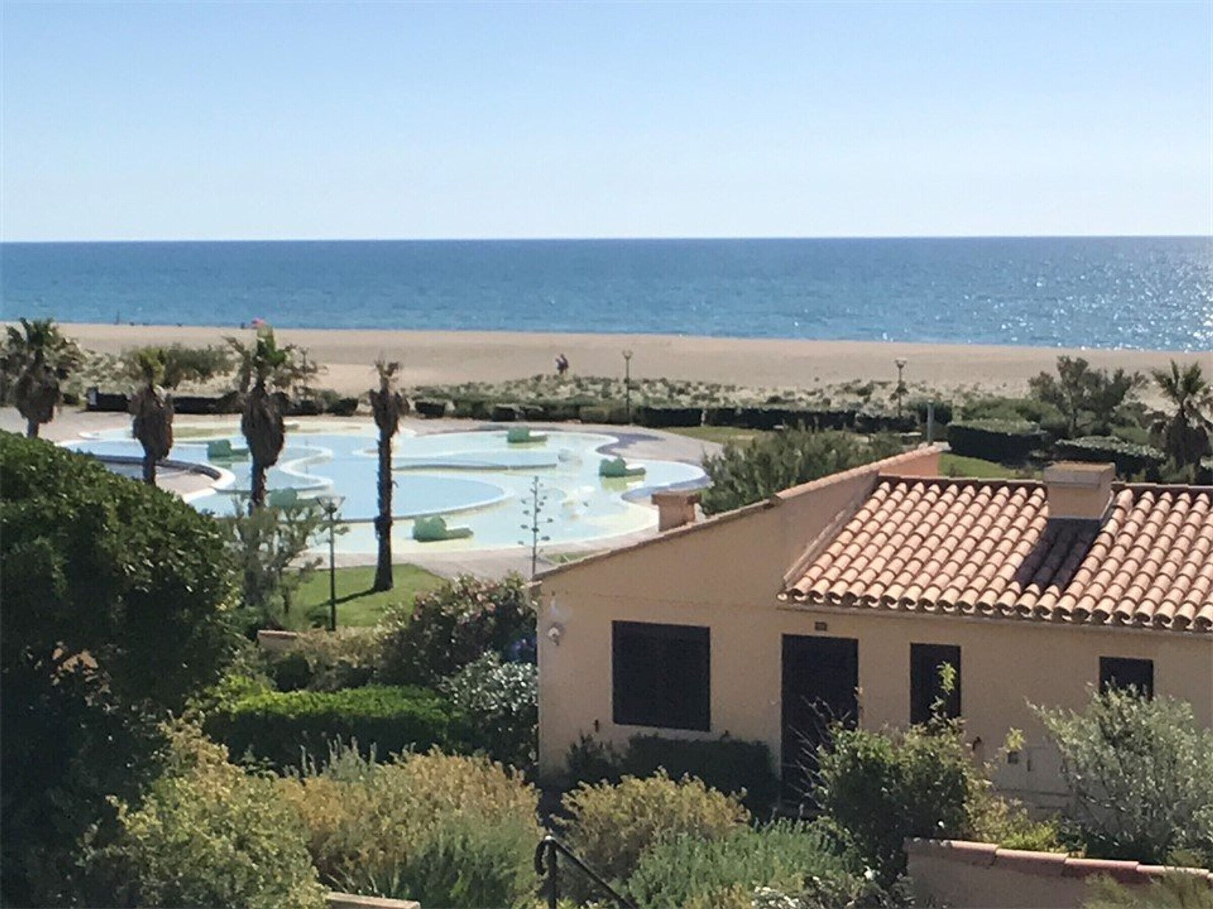 Beachfront 1-Bedroom House for 4 with Terrace, Parking, and Modern Amenities in Port Leucate