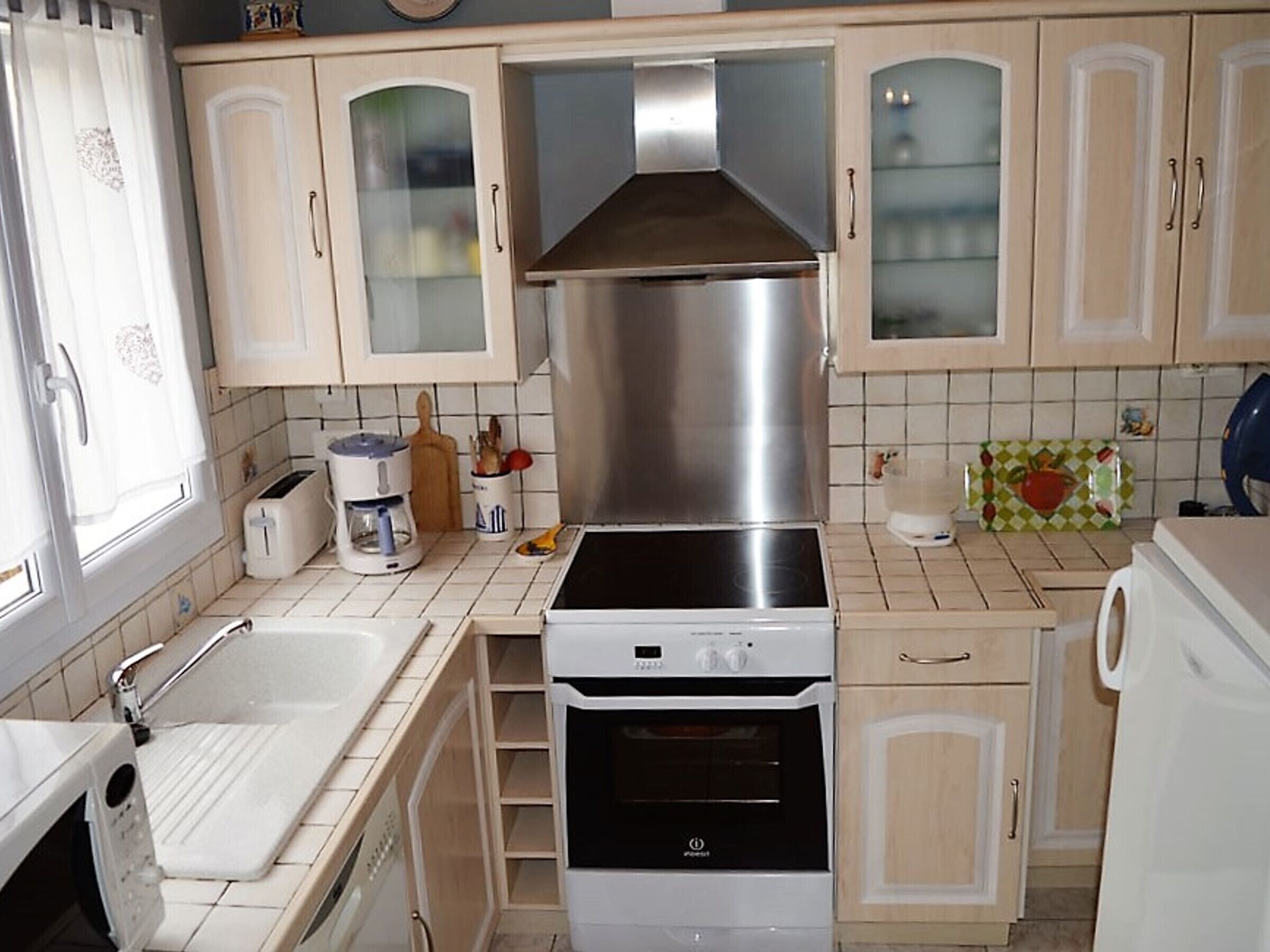 Forest-Edge Oasis: Cozy Home near Beach, Sports, and Amenities