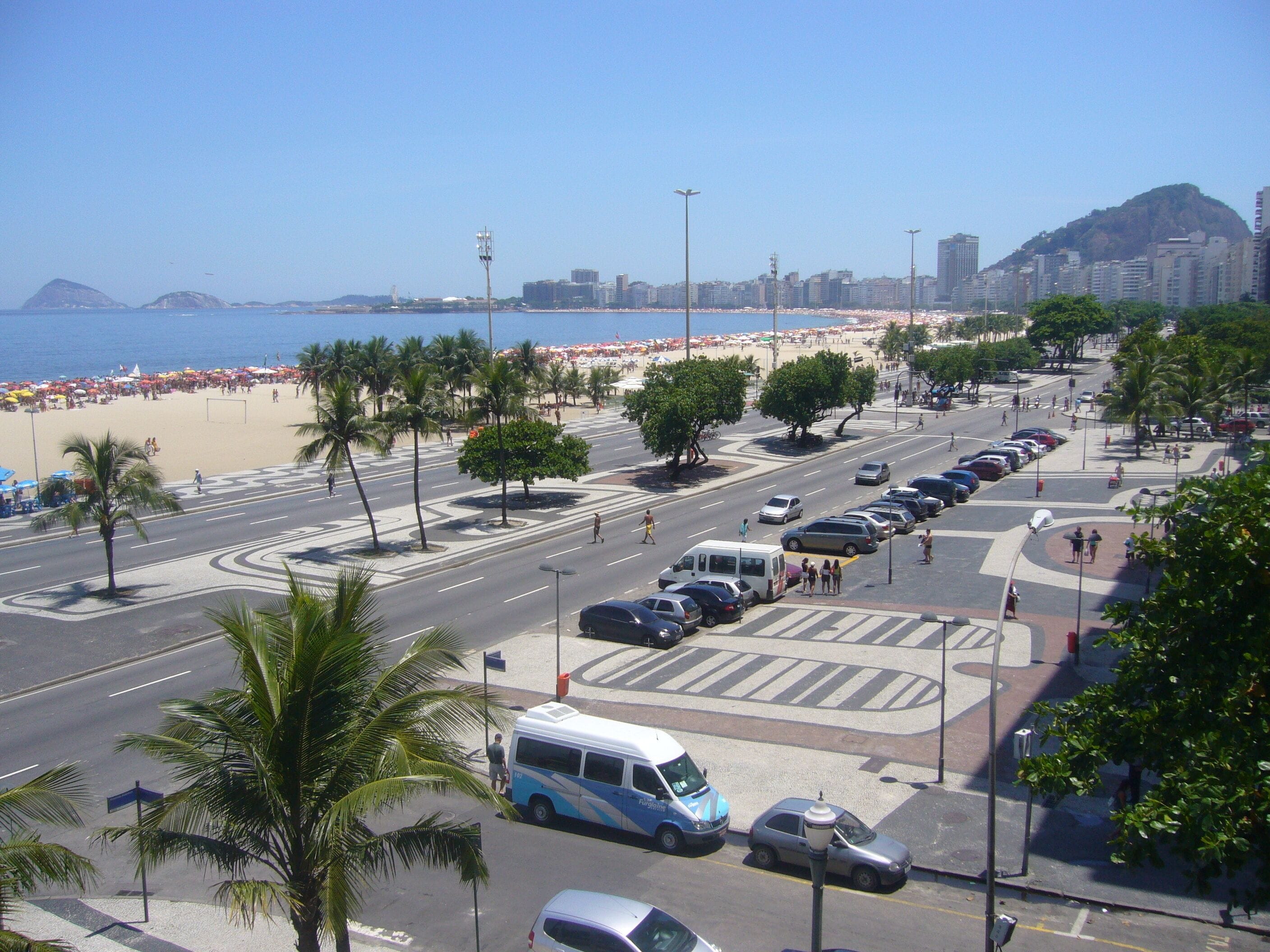 Beautiful apt Avenida Atlantica Copacabana 2/4 oceanfront + Internet WF